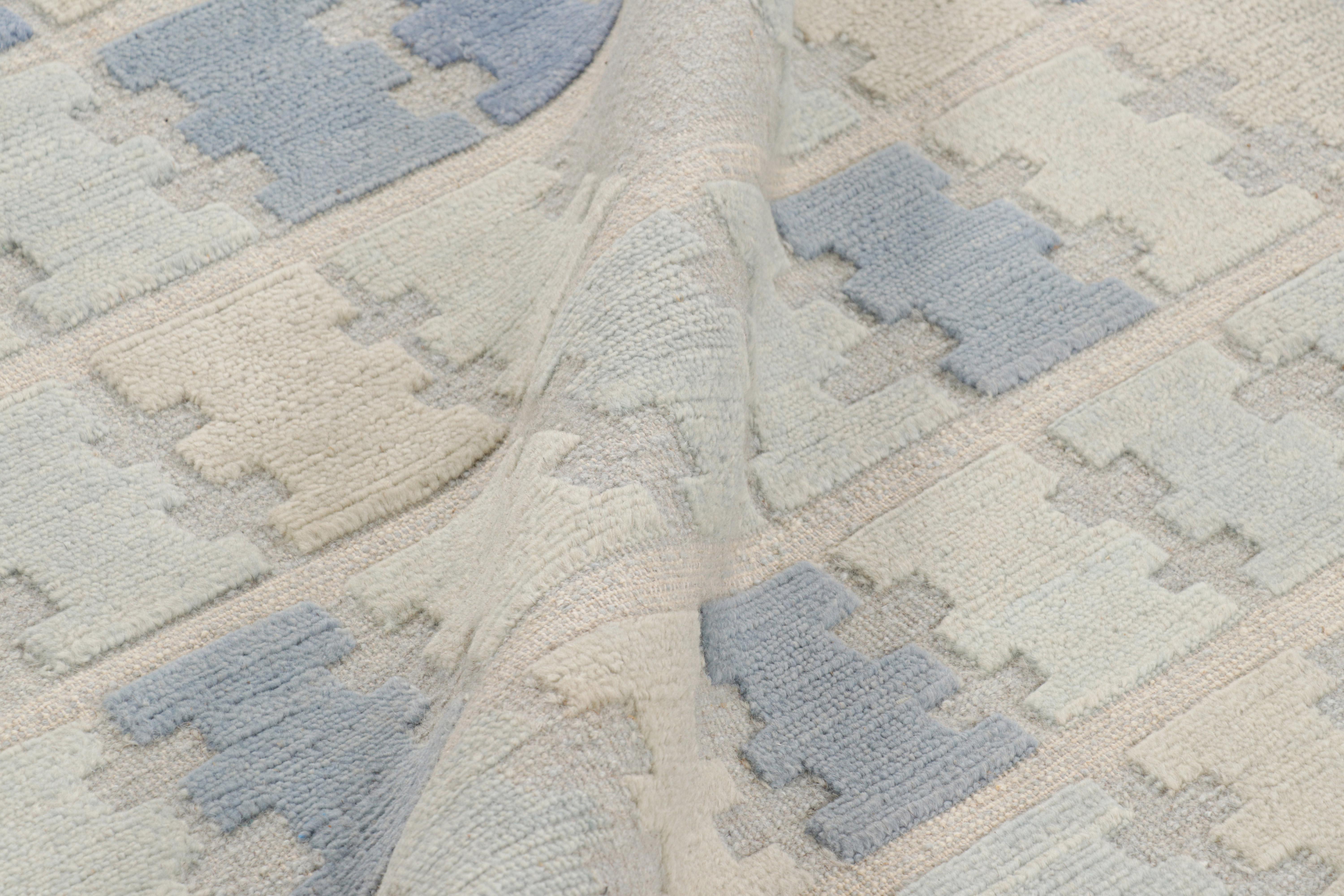 Rug & Kilim's Teppich im skandinavischen Stil in Blau, Creme und Grau mit geometrischen Mustern (Moderne) im Angebot