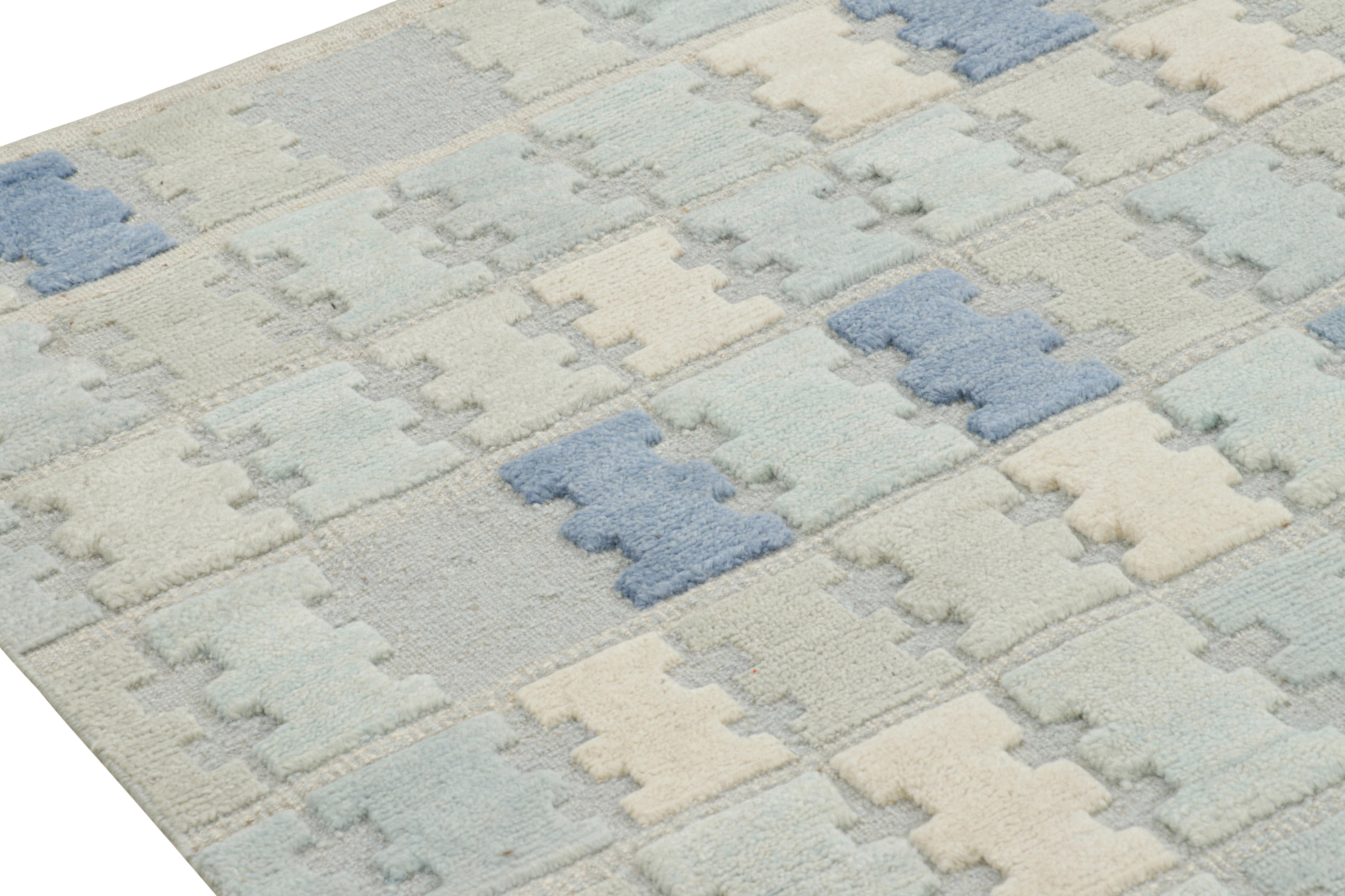 Rug & Kilim's Teppich im skandinavischen Stil in Blau, Creme und Grau mit geometrischen Mustern (Moderne) im Angebot