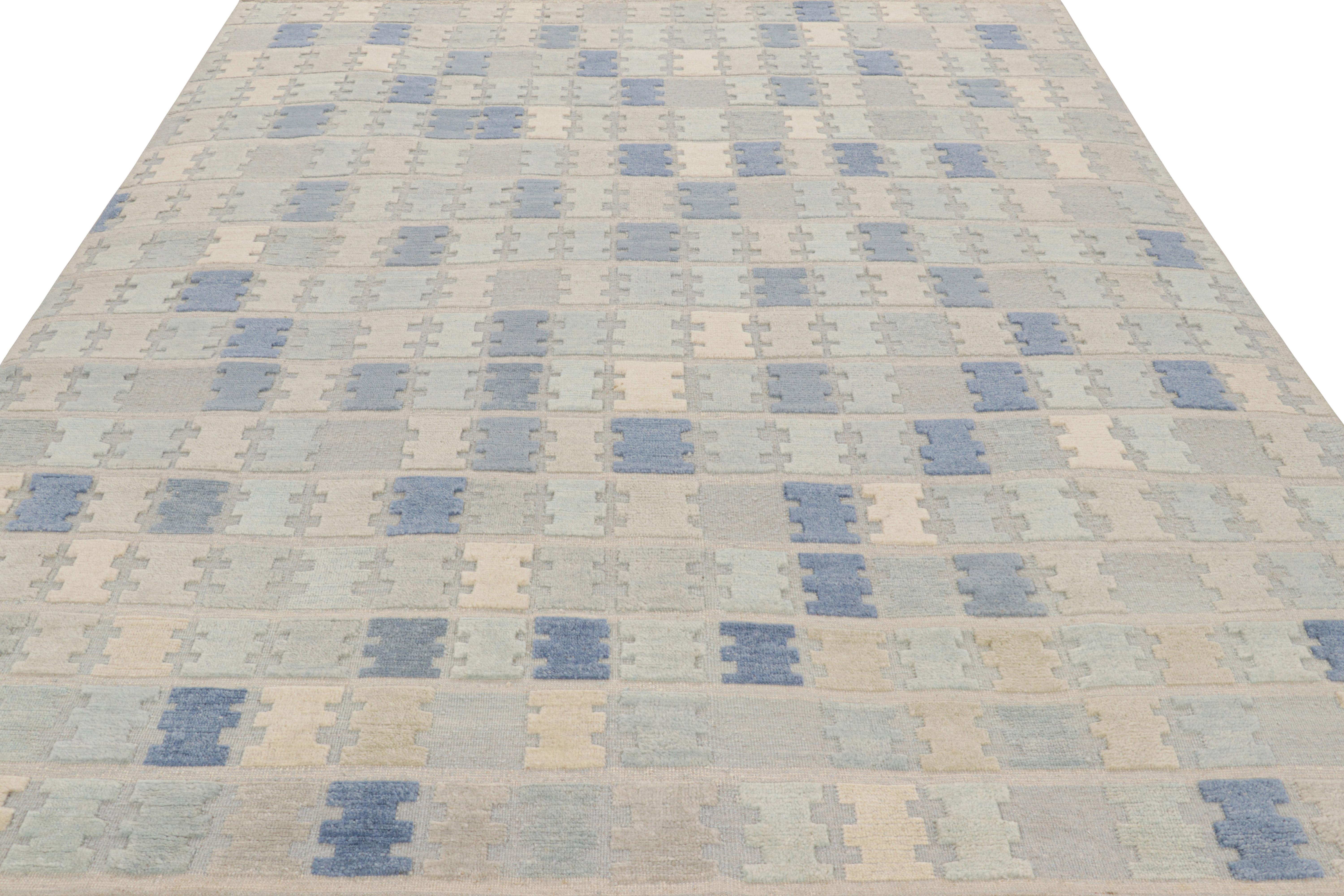 Rug & Kilim's Teppich im skandinavischen Stil in Blau, Creme und Grau mit geometrischen Mustern (Indisch) im Angebot