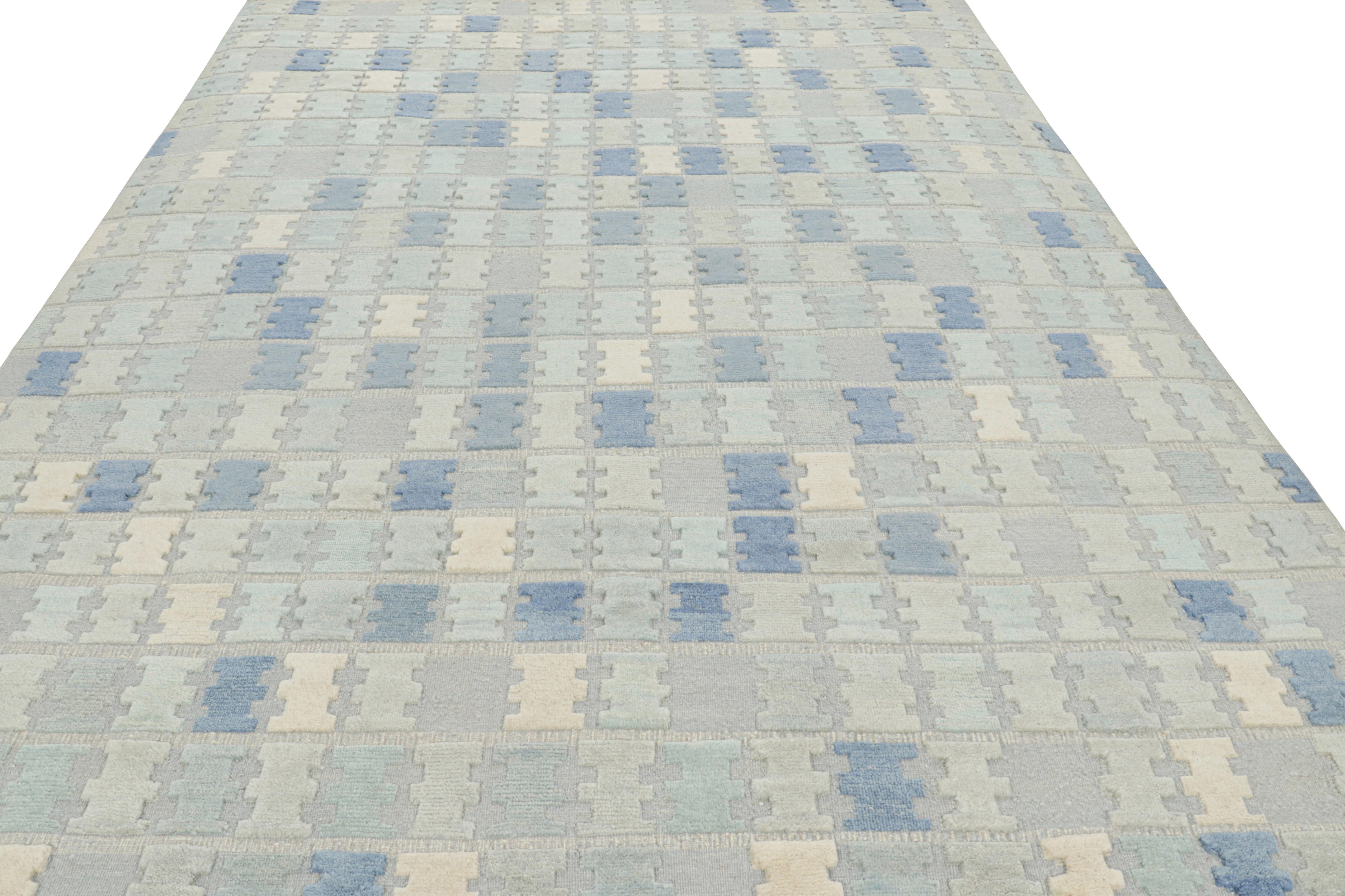 Rug & Kilim's Teppich im skandinavischen Stil in Blau, Creme und Grau mit geometrischen Mustern (Indisch) im Angebot