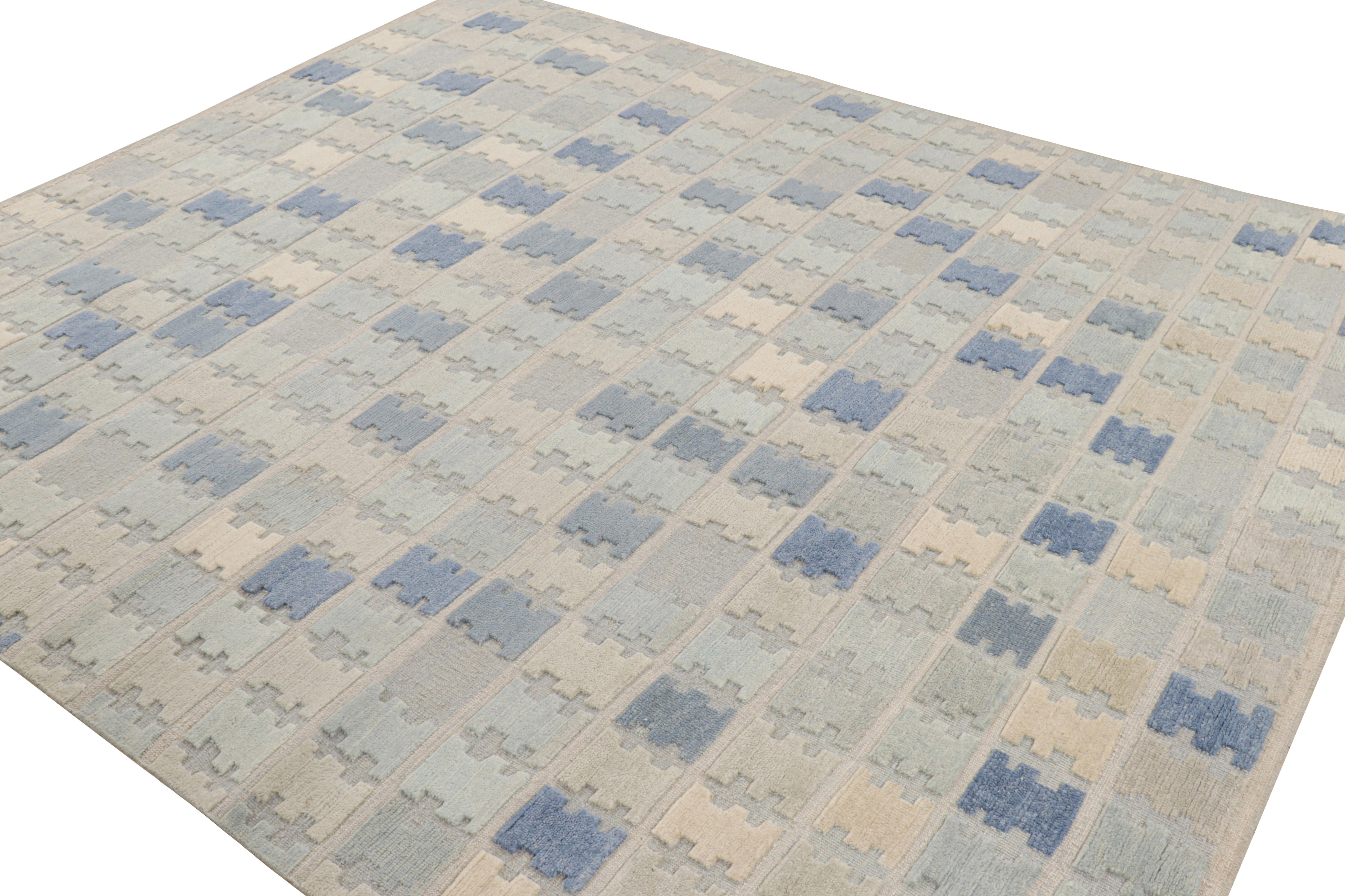 Rug & Kilim's Teppich im skandinavischen Stil in Blau, Creme und Grau mit geometrischen Mustern (Handgeknüpft) im Angebot