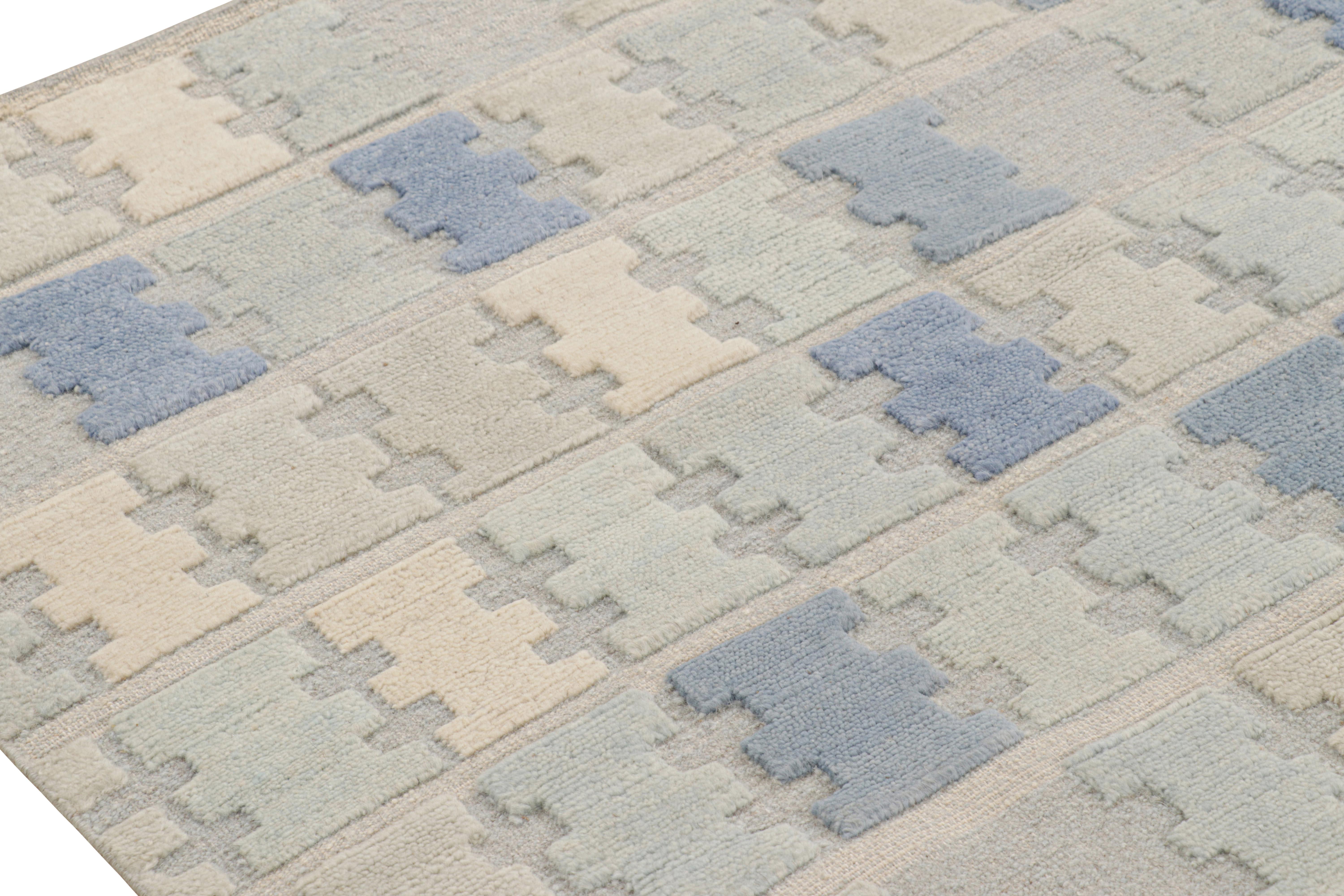 Rug & Kilim's Teppich im skandinavischen Stil in Blau, Creme und Grau mit geometrischen Mustern im Zustand „Neu“ im Angebot in Long Island City, NY