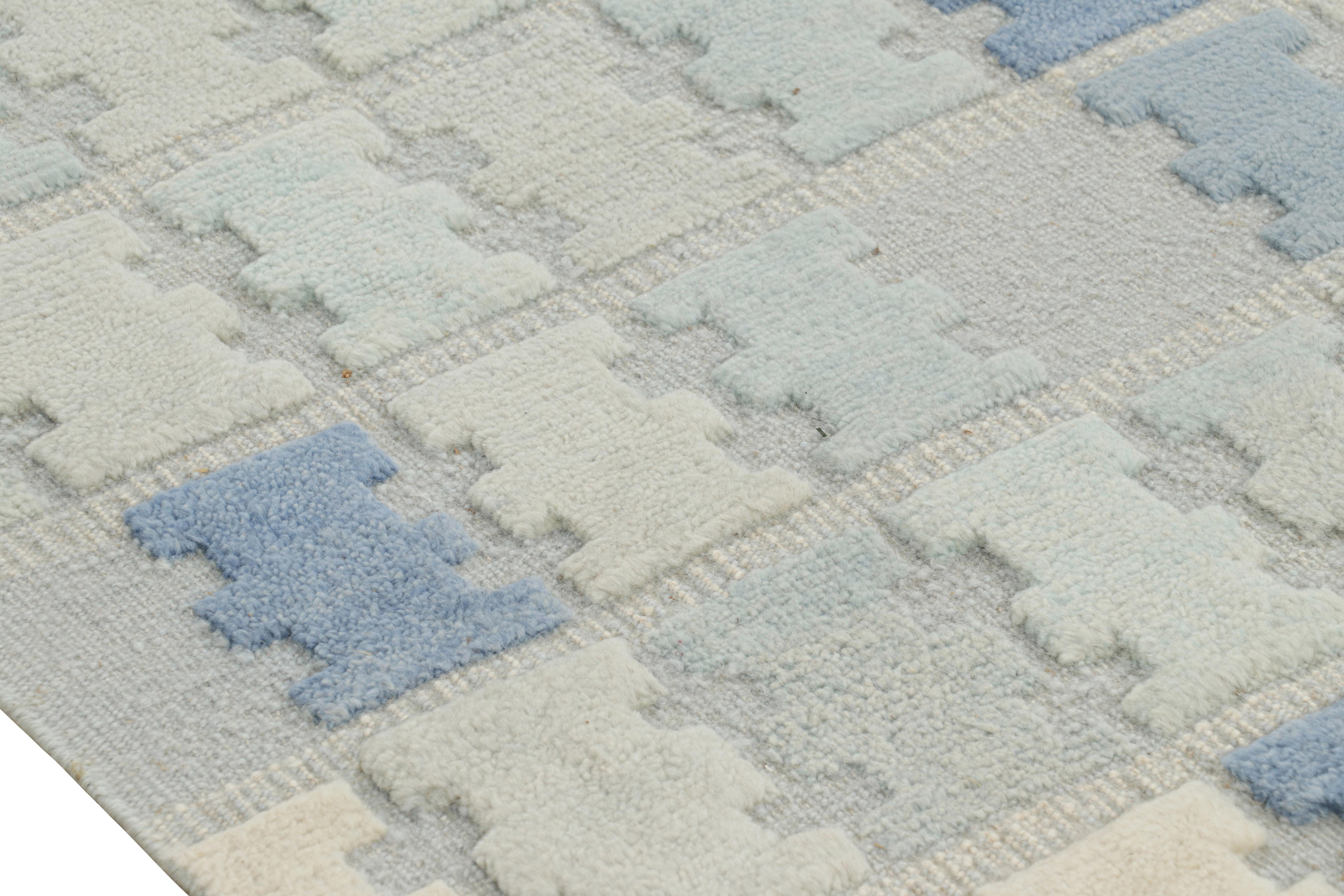 Rug & Kilim's Teppich im skandinavischen Stil in Blau, Creme und Grau mit geometrischen Mustern im Zustand „Neu“ im Angebot in Long Island City, NY