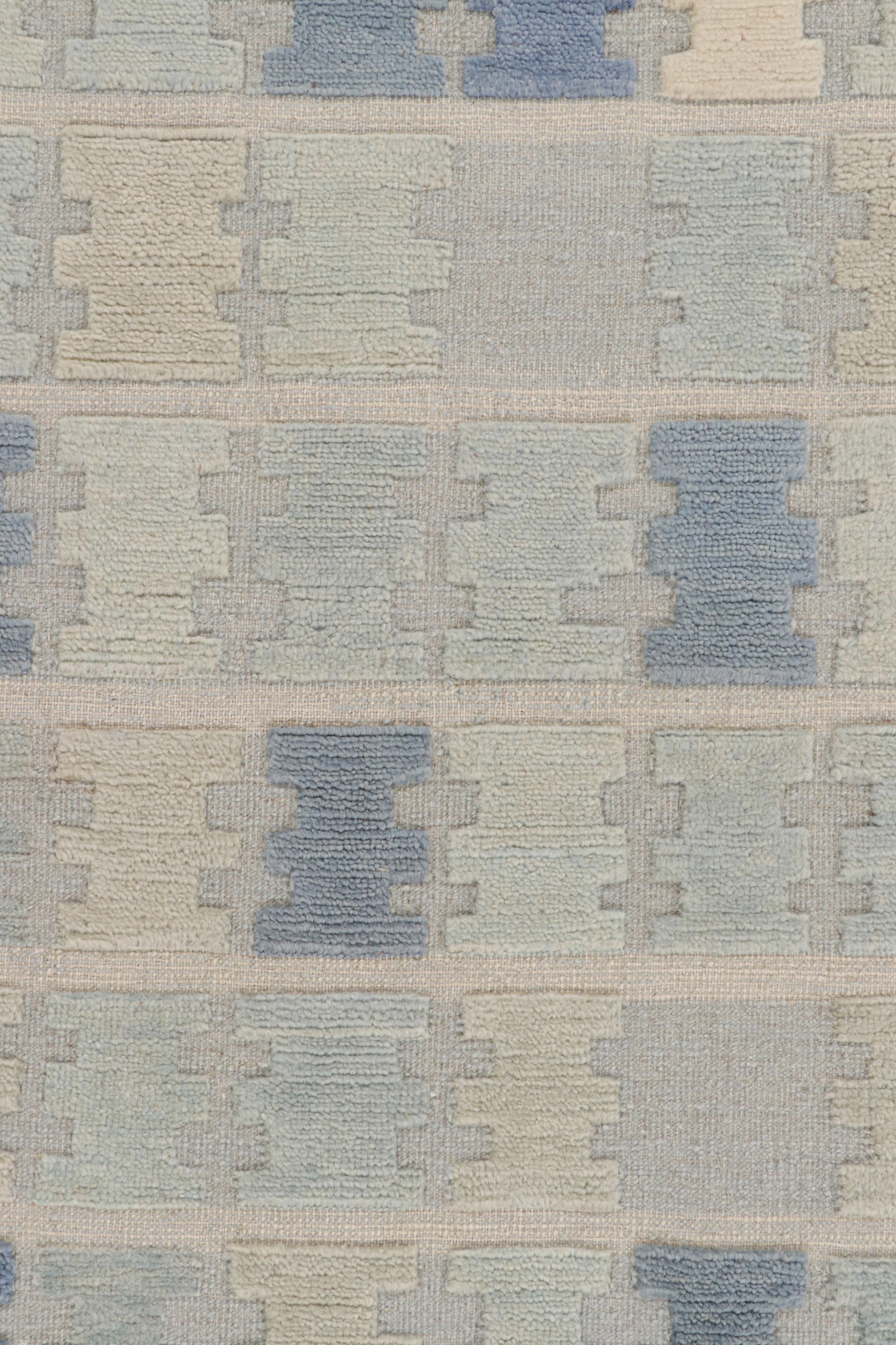 Rug & Kilim's Teppich im skandinavischen Stil in Blau, Creme und Grau mit geometrischen Mustern (21. Jahrhundert und zeitgenössisch) im Angebot
