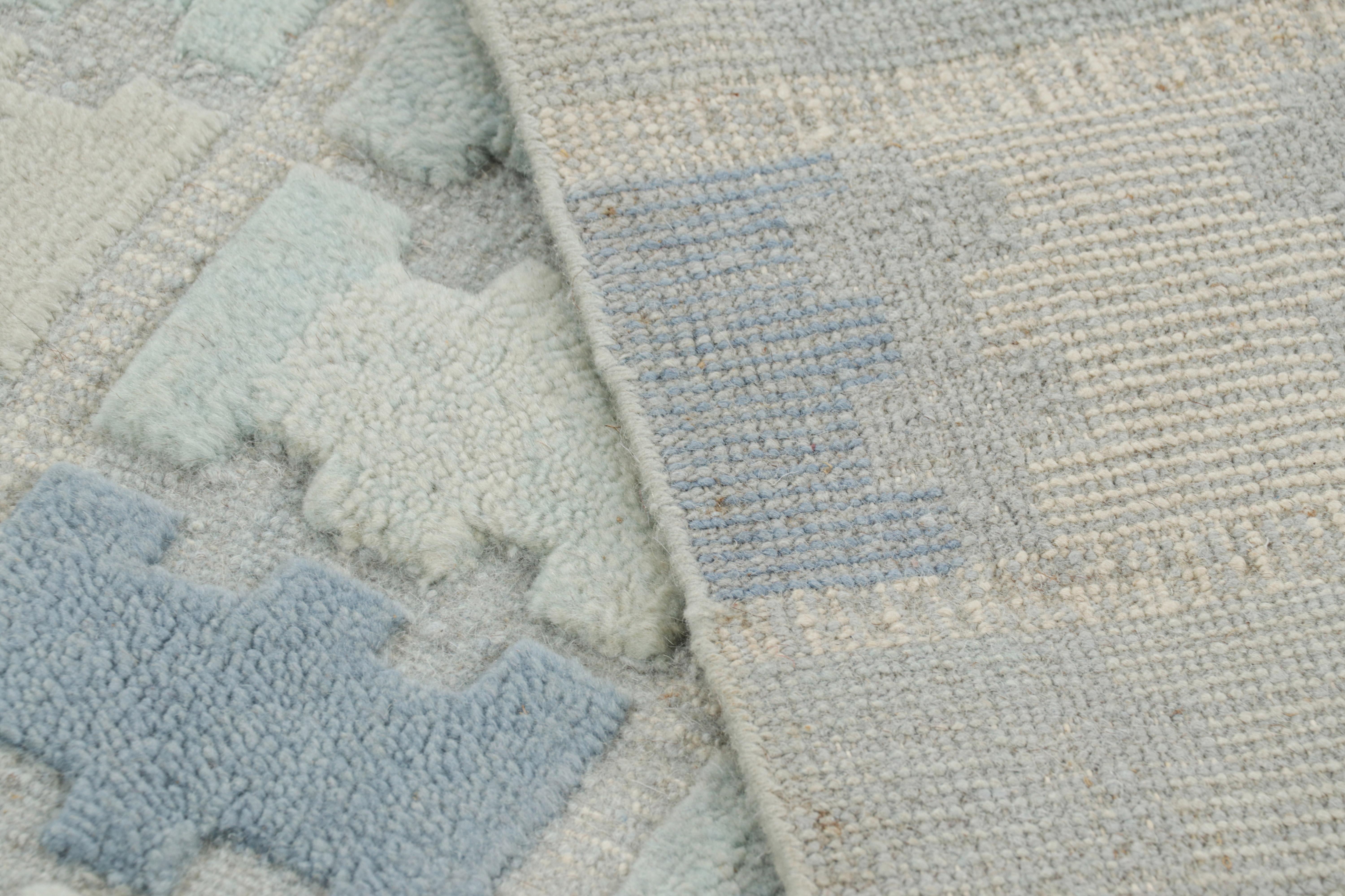 Rug & Kilim's Teppich im skandinavischen Stil in Blau, Creme und Grau mit geometrischen Mustern (21. Jahrhundert und zeitgenössisch) im Angebot