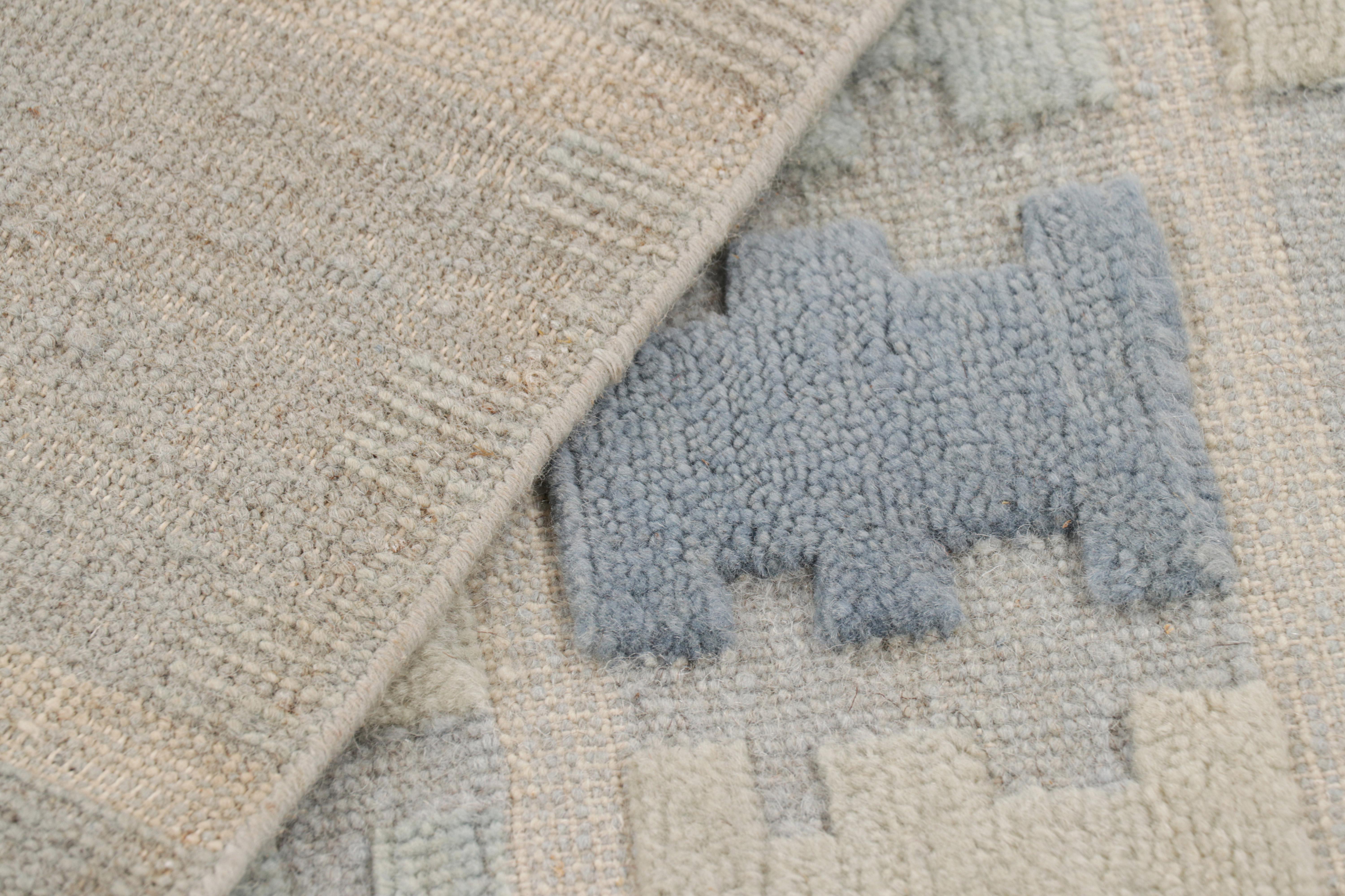 Rug & Kilim's Teppich im skandinavischen Stil in Blau, Creme und Grau mit geometrischen Mustern (Wolle) im Angebot