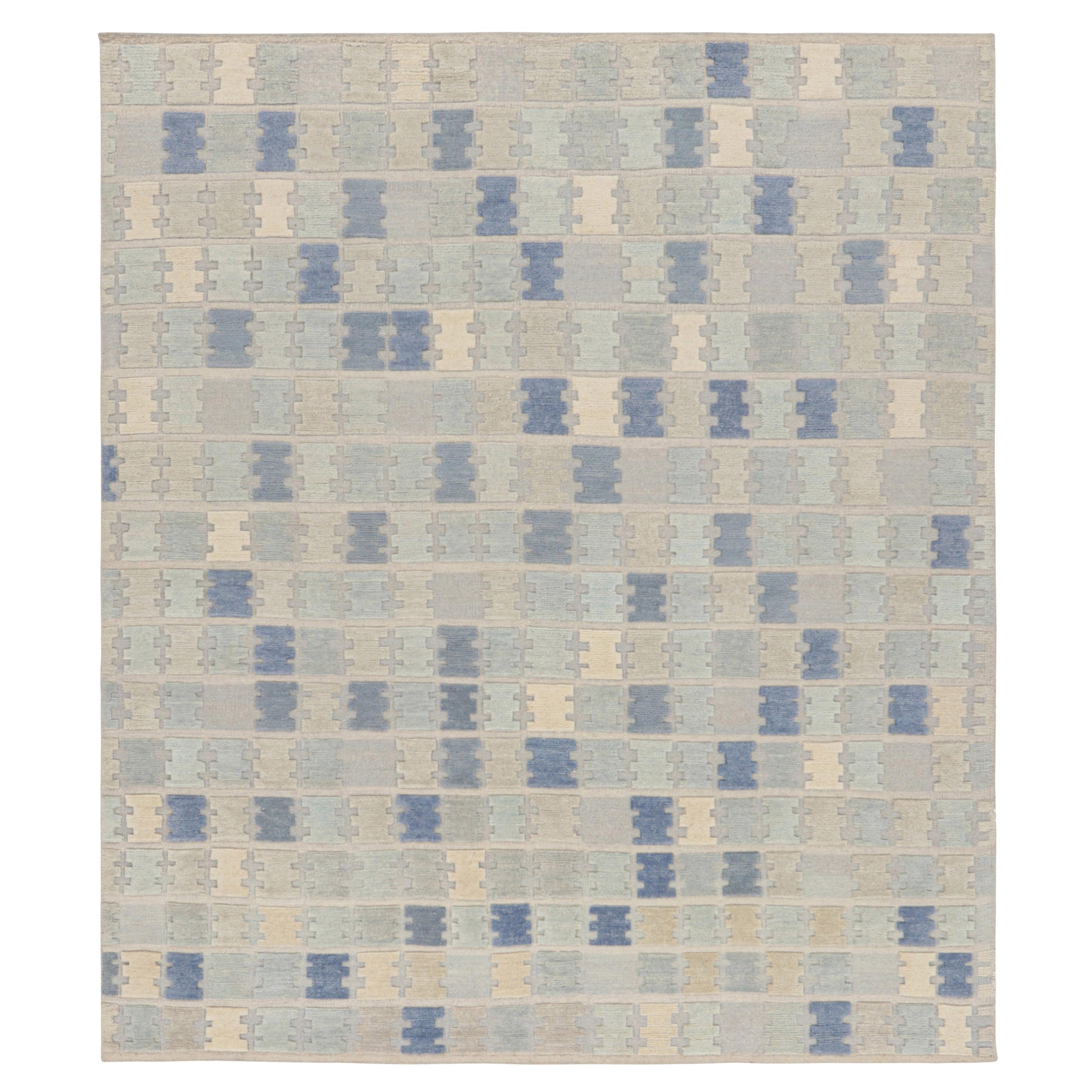 Rug & Kilim's Teppich im skandinavischen Stil in Blau, Creme und Grau mit geometrischen Mustern