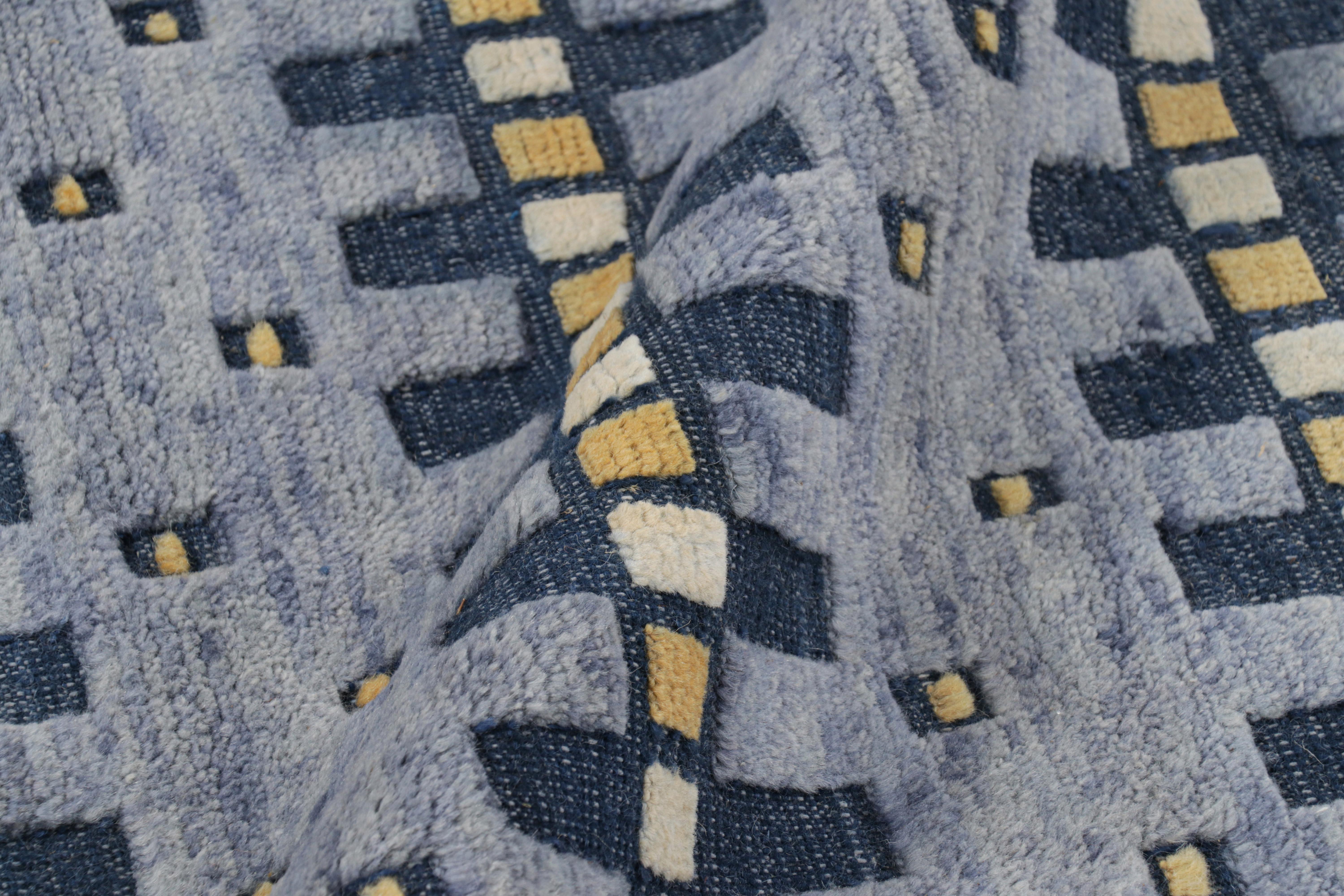 Rug & Kilim's Teppich im skandinavischen Stil in Blau, Gold und Weiß mit geometrischen Mustern (Moderne) im Angebot