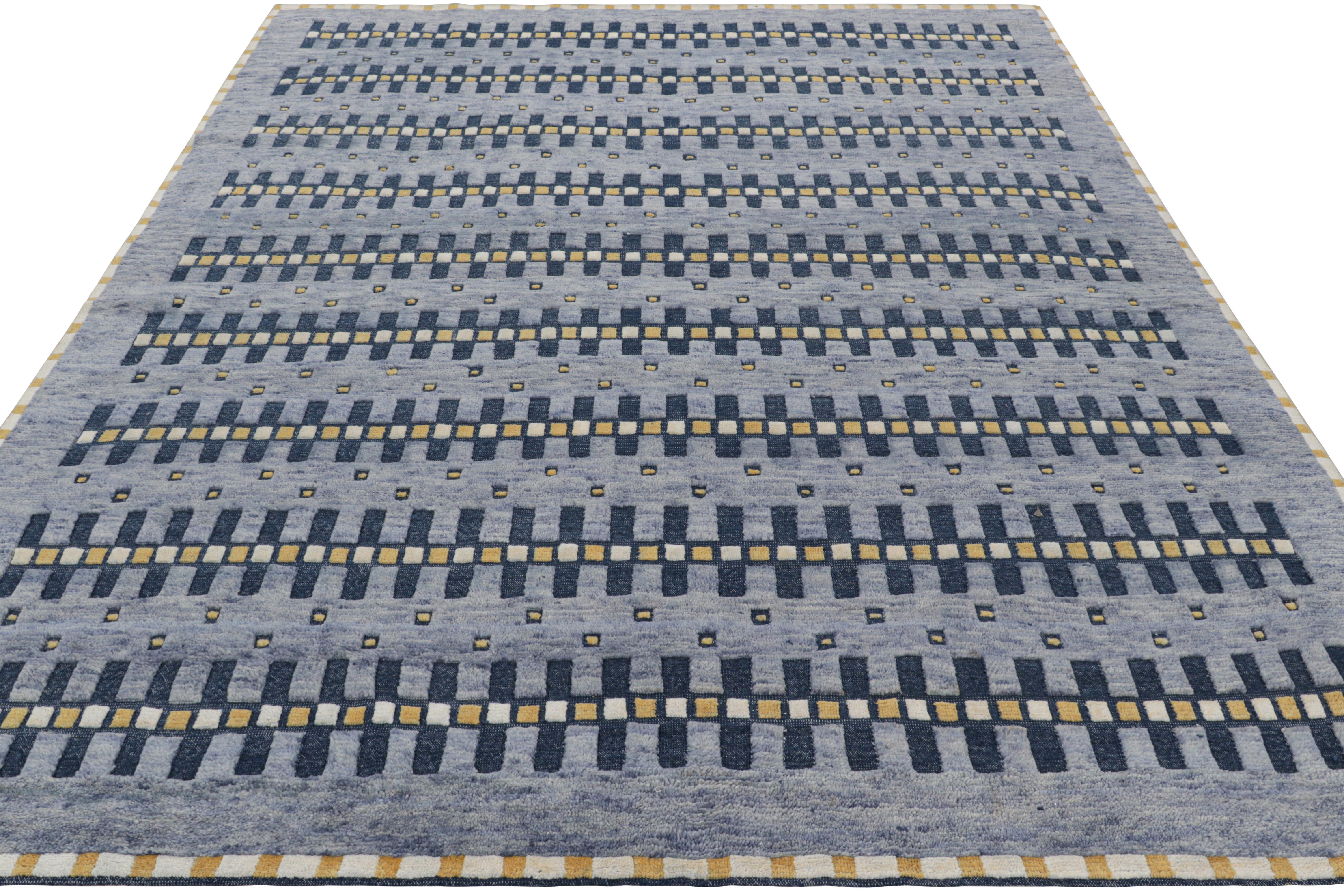 Rug & Kilim's Teppich im skandinavischen Stil in Blau, Gold und Weiß mit geometrischen Mustern (Indisch) im Angebot