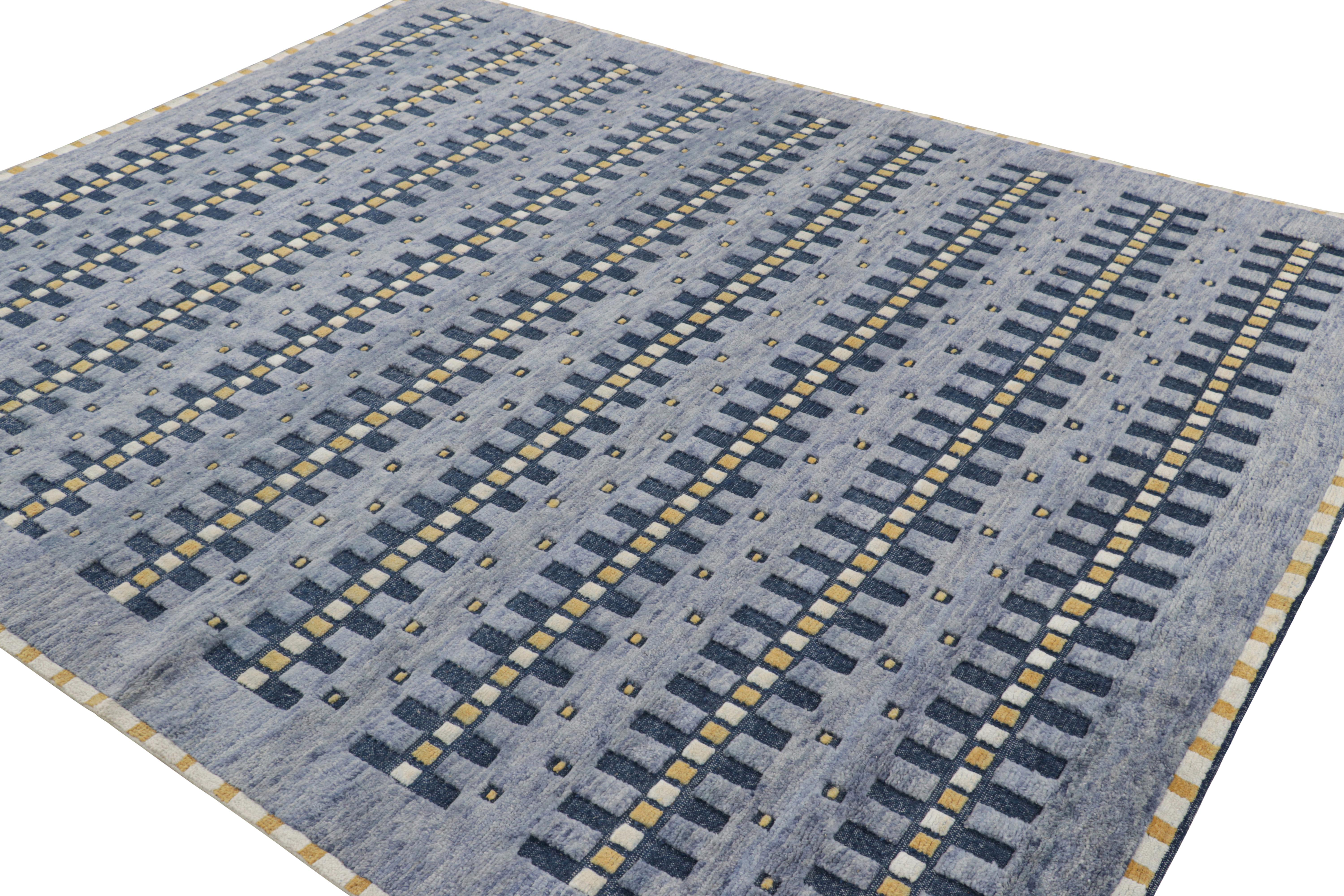 Rug & Kilim's Teppich im skandinavischen Stil in Blau, Gold und Weiß mit geometrischen Mustern (Handgeknüpft) im Angebot