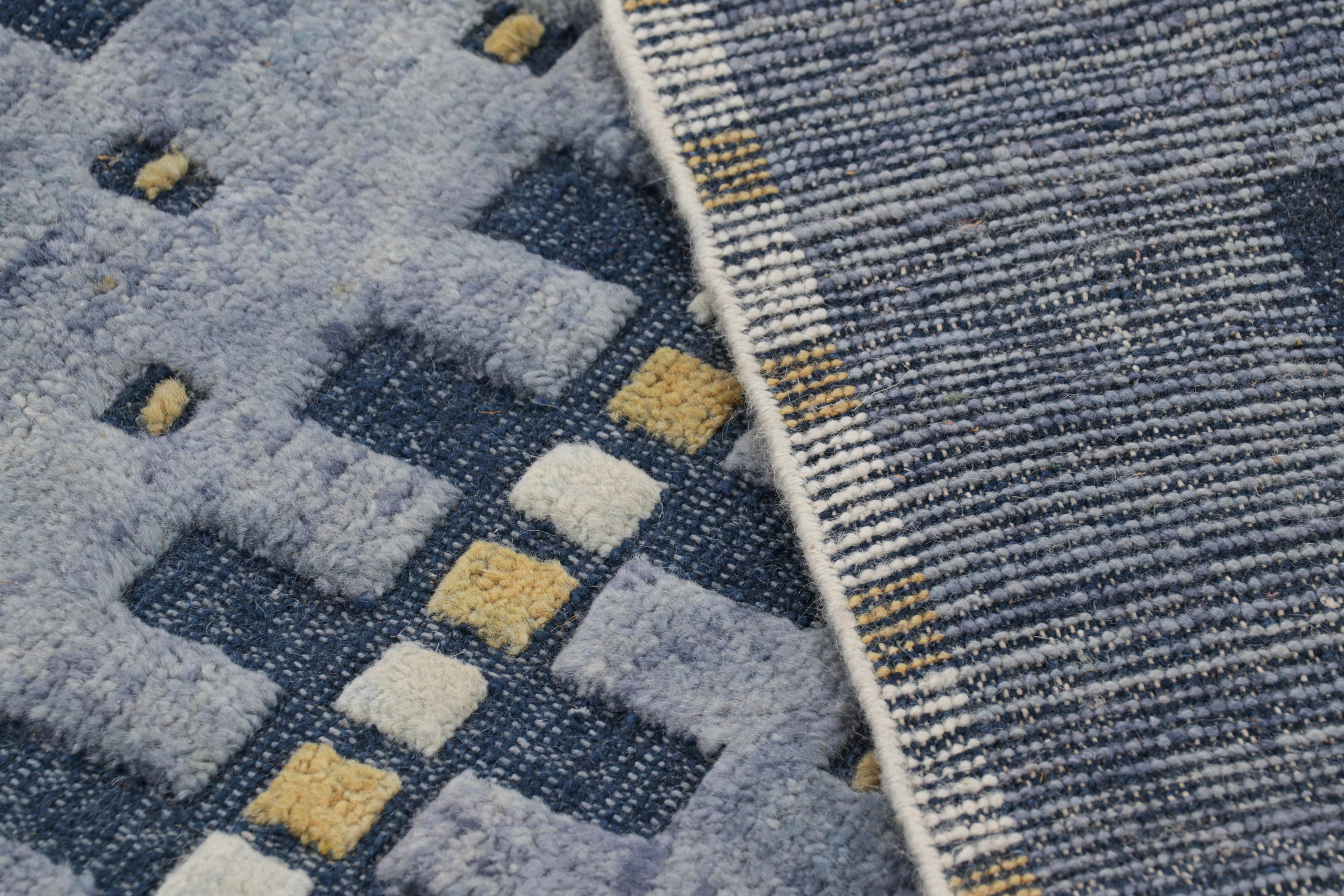 Rug & Kilim's Teppich im skandinavischen Stil in Blau, Gold und Weiß mit geometrischen Mustern im Zustand „Neu“ im Angebot in Long Island City, NY