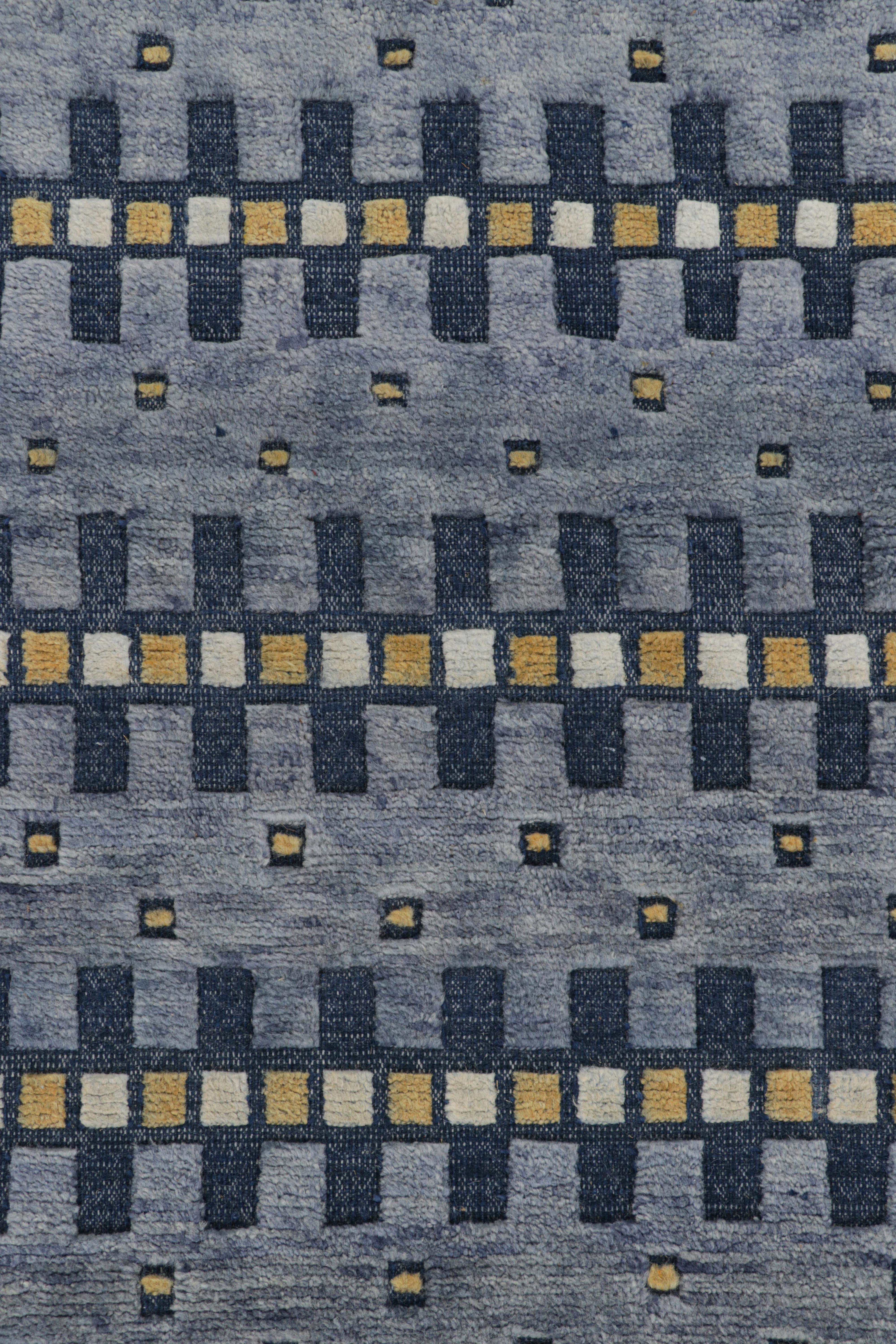 Rug & Kilim's Teppich im skandinavischen Stil in Blau, Gold und Weiß mit geometrischen Mustern (21. Jahrhundert und zeitgenössisch) im Angebot