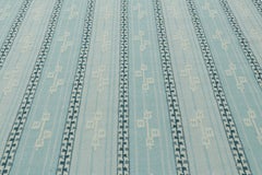 Rug & Kilim: tappeto in stile scandinavo nei toni del blu con motivi geometrici