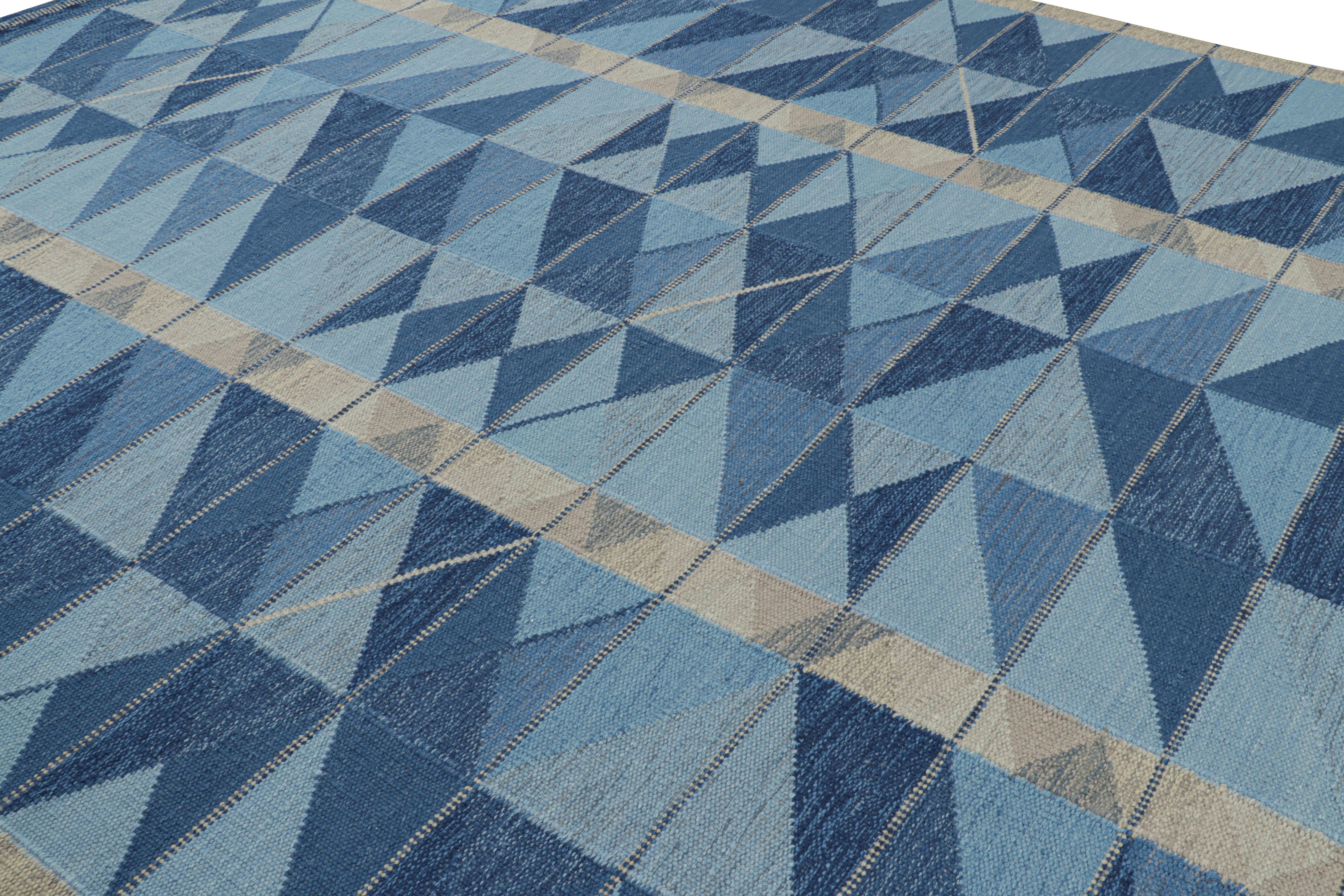 Dieser 10x14 große skandinavische Kelim aus unserer berühmten Flachgewebe-Textur der gleichnamigen, preisgekrönten Collection'S ist aus Wolle handgewebt und besticht durch die Finesse schwedischer Ästhetik mit einem geometrischen Muster. 

Über das