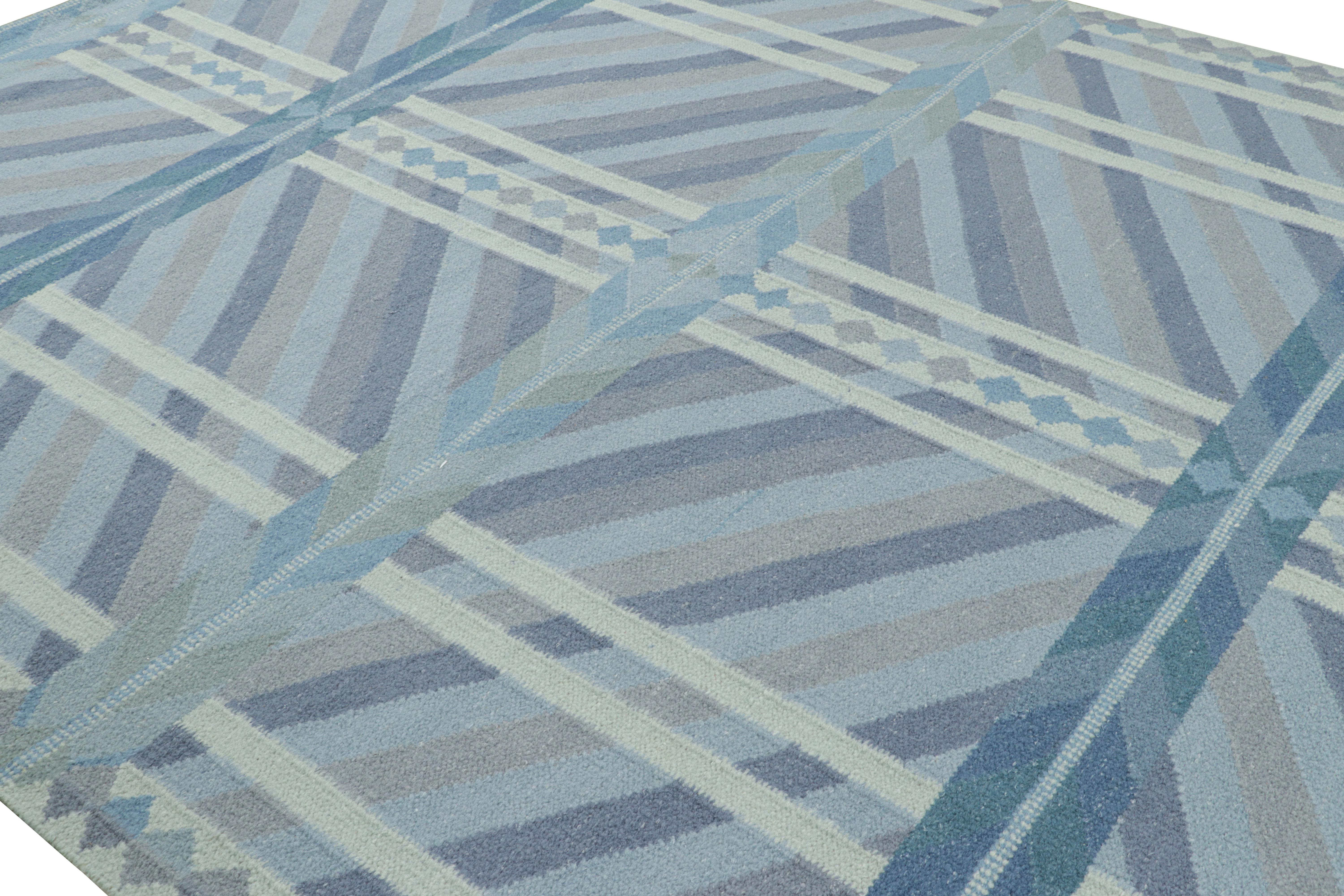 Dieser Teppich im Format 9×12 aus der Scandinavian Collection'S von Rug & Kilim ist in einer neuen Flachgewebekonstruktion aus einer Mischung aus Wolle und exotischen Garnen handgewebt - eine weiche, neue Textur, die von Alpakagarnen inspiriert ist.