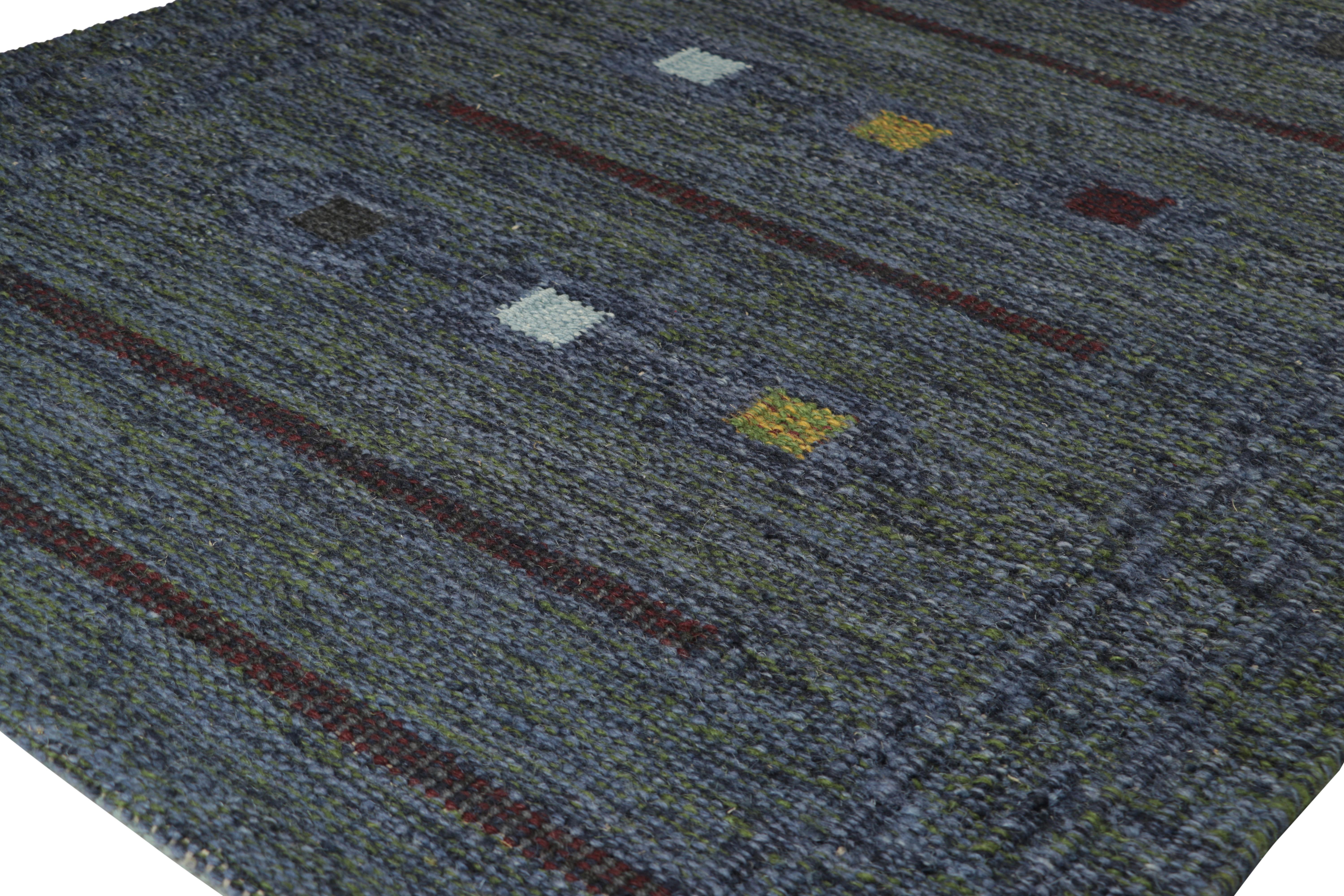 Rug & Kilim's Teppich im skandinavischen Stil in Blautönen mit geometrischen Mustern (Moderne) im Angebot