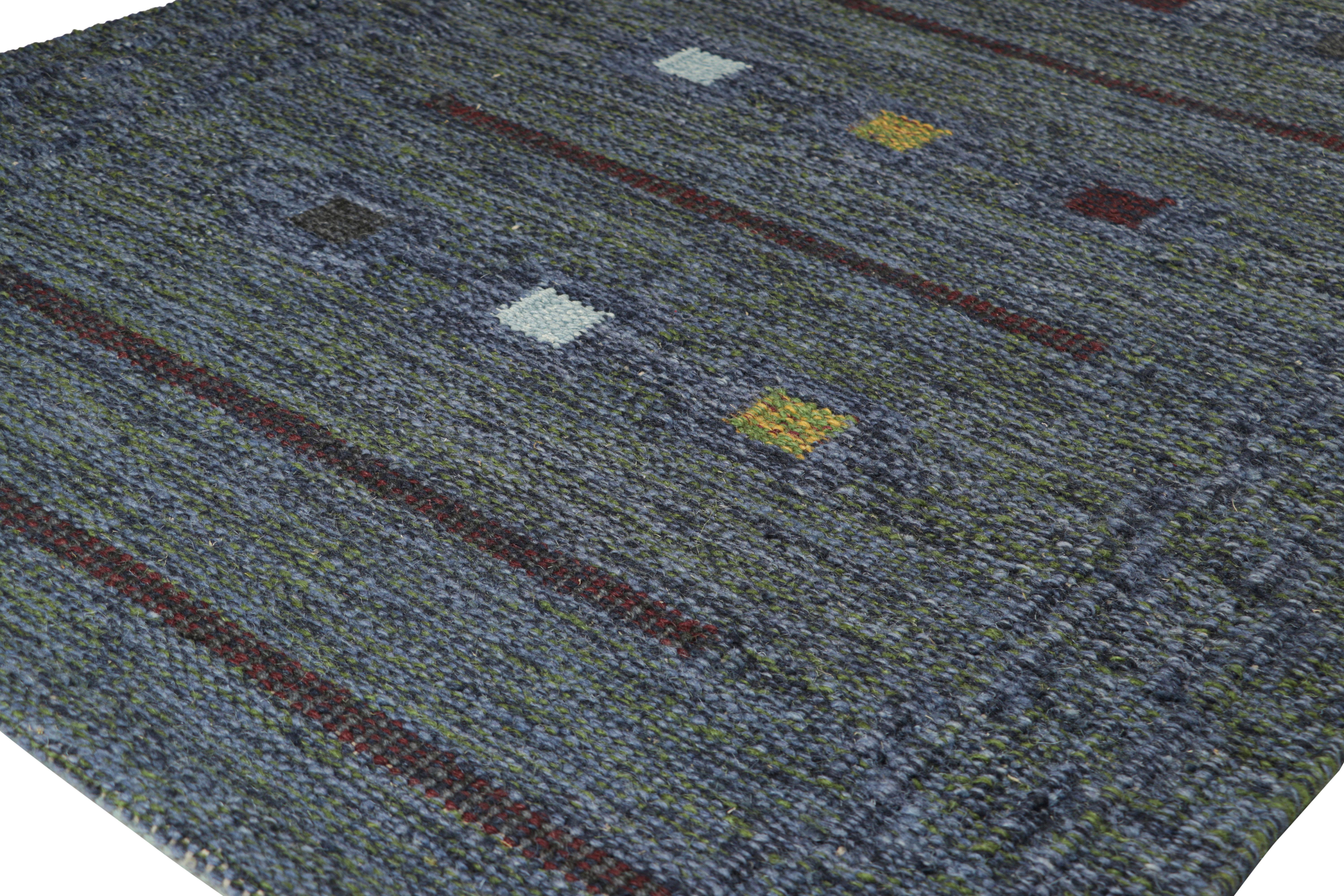 Rug & Kilim's Teppich im skandinavischen Stil in Blautönen mit geometrischen Mustern (Moderne) im Angebot