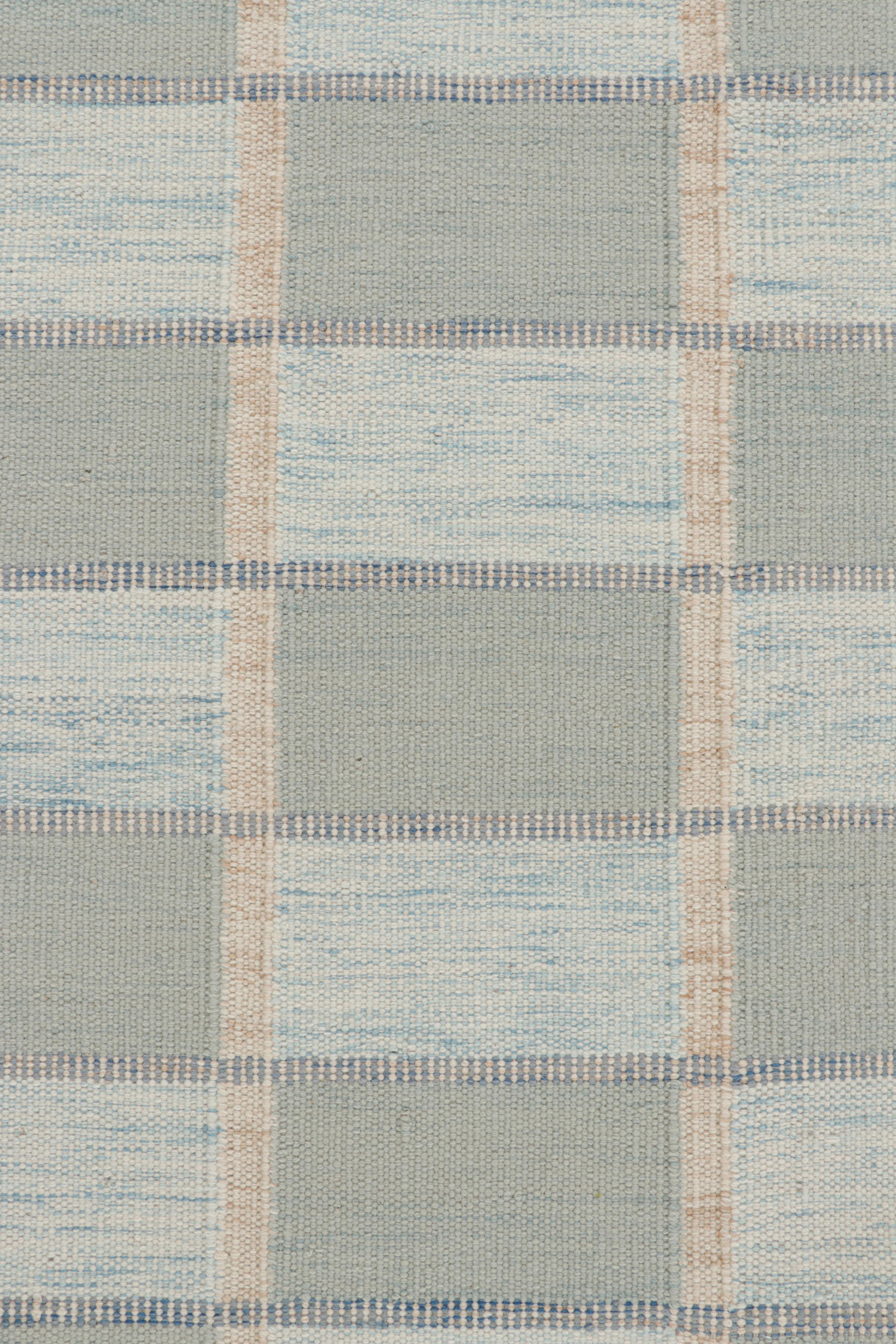 Rug & Kilim's Teppich im skandinavischen Stil in Blautönen mit geometrischen Mustern (Moderne) im Angebot
