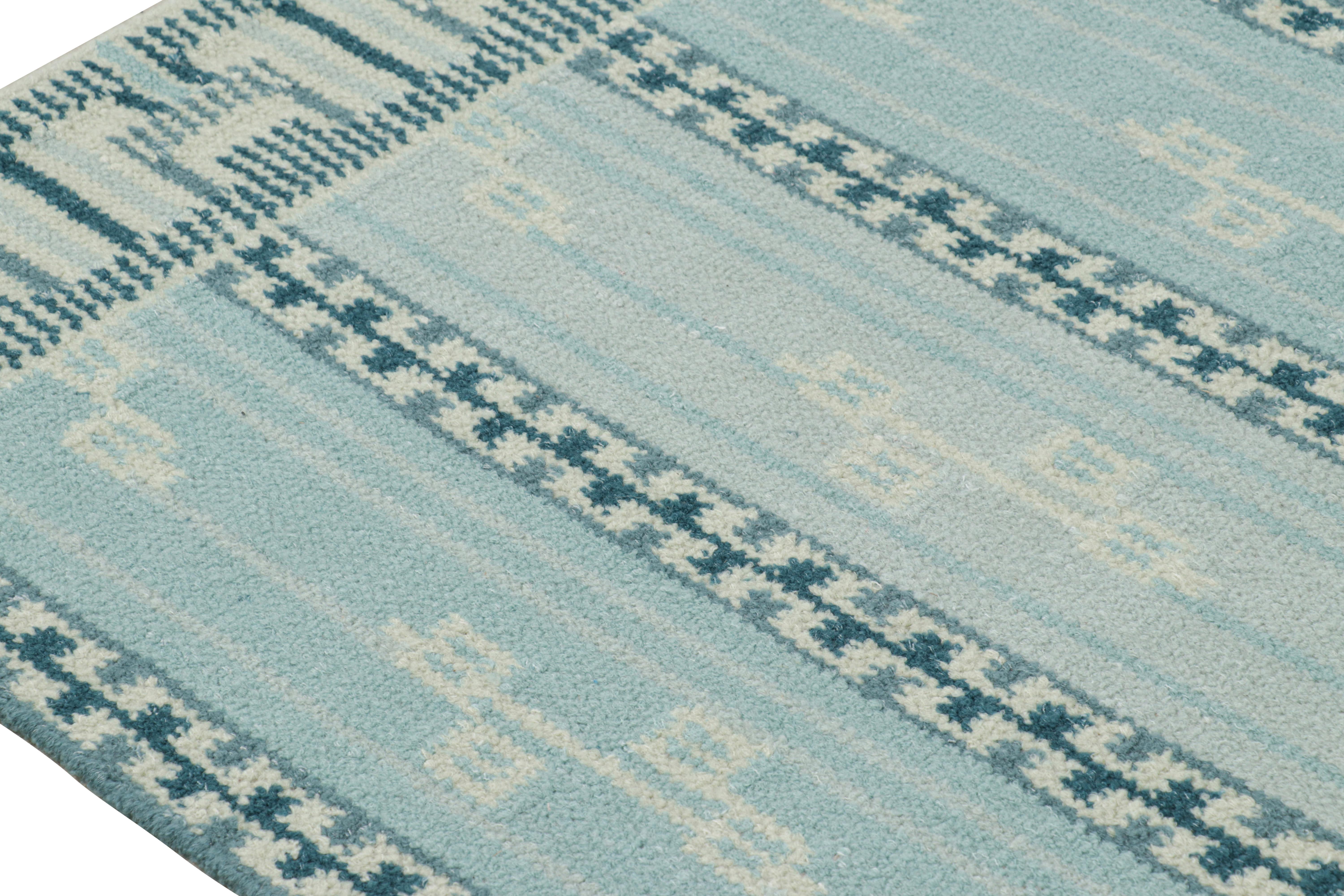 Rug & Kilim's Teppich im skandinavischen Stil in Blautönen mit geometrischen Mustern (Moderne) im Angebot