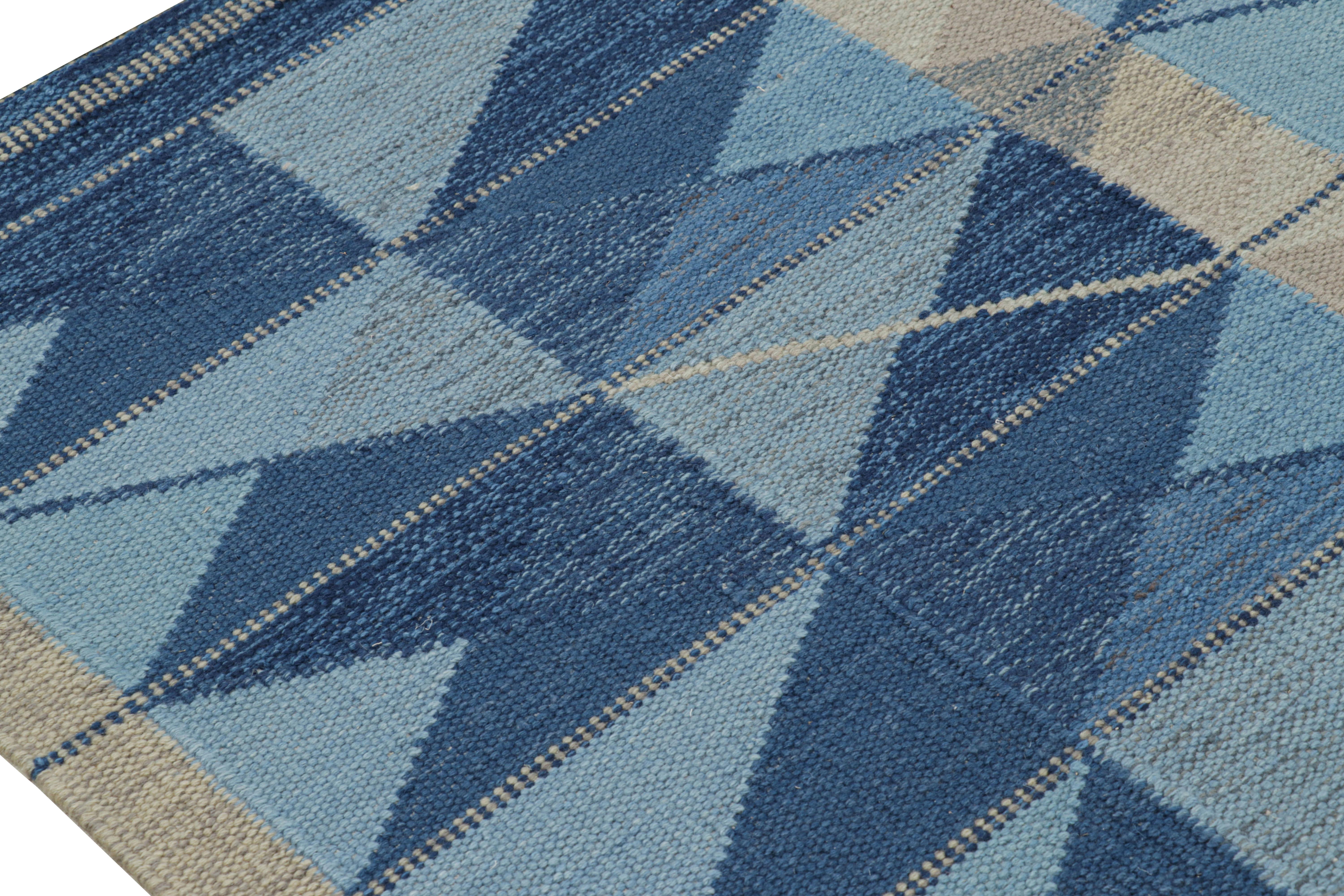 Rug & Kilim's Teppich im skandinavischen Stil in Blautönen mit geometrischen Mustern (Moderne) im Angebot