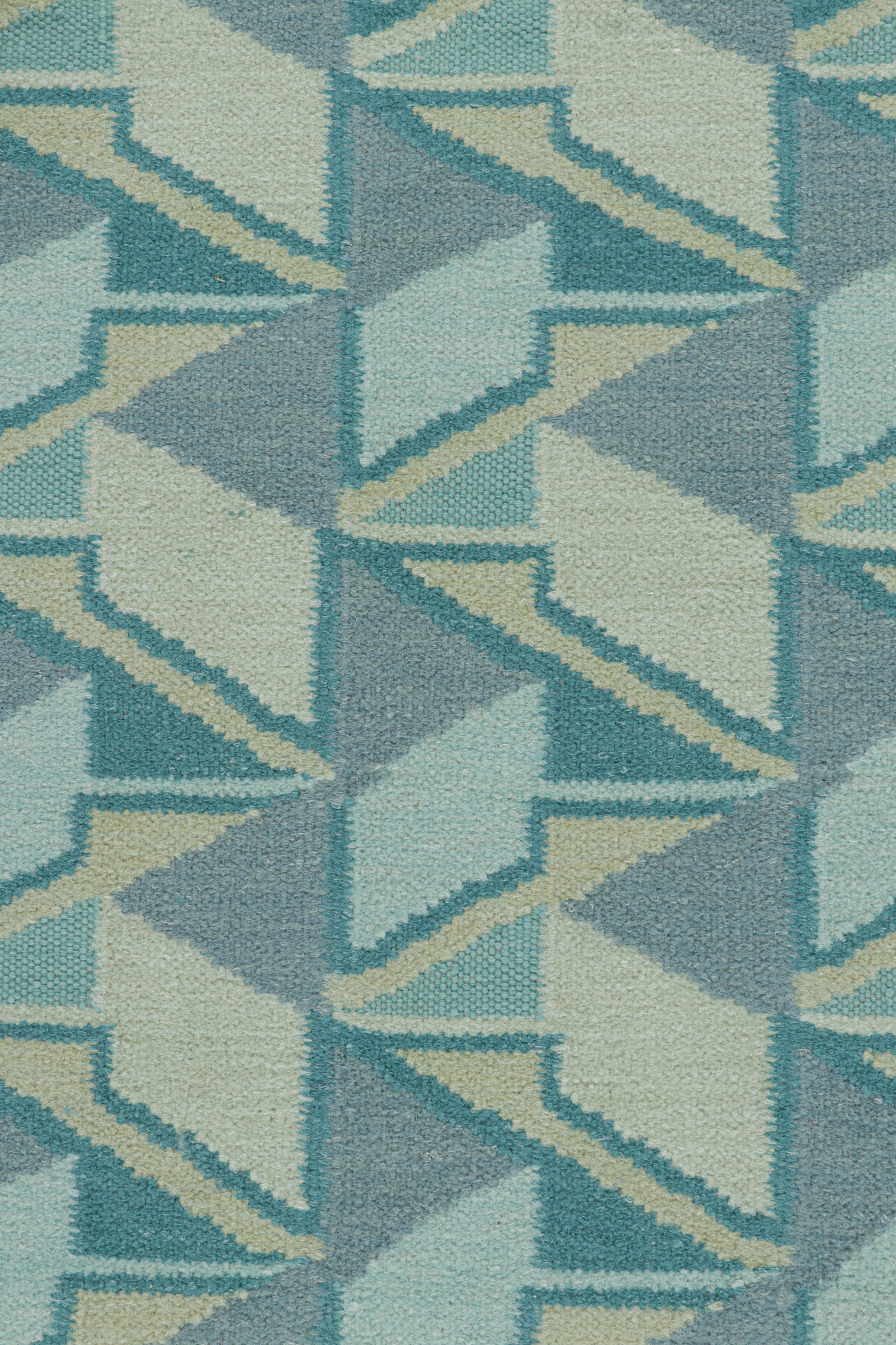 Rug & Kilim's Teppich im skandinavischen Stil in Blautönen mit geometrischen Mustern (Moderne) im Angebot