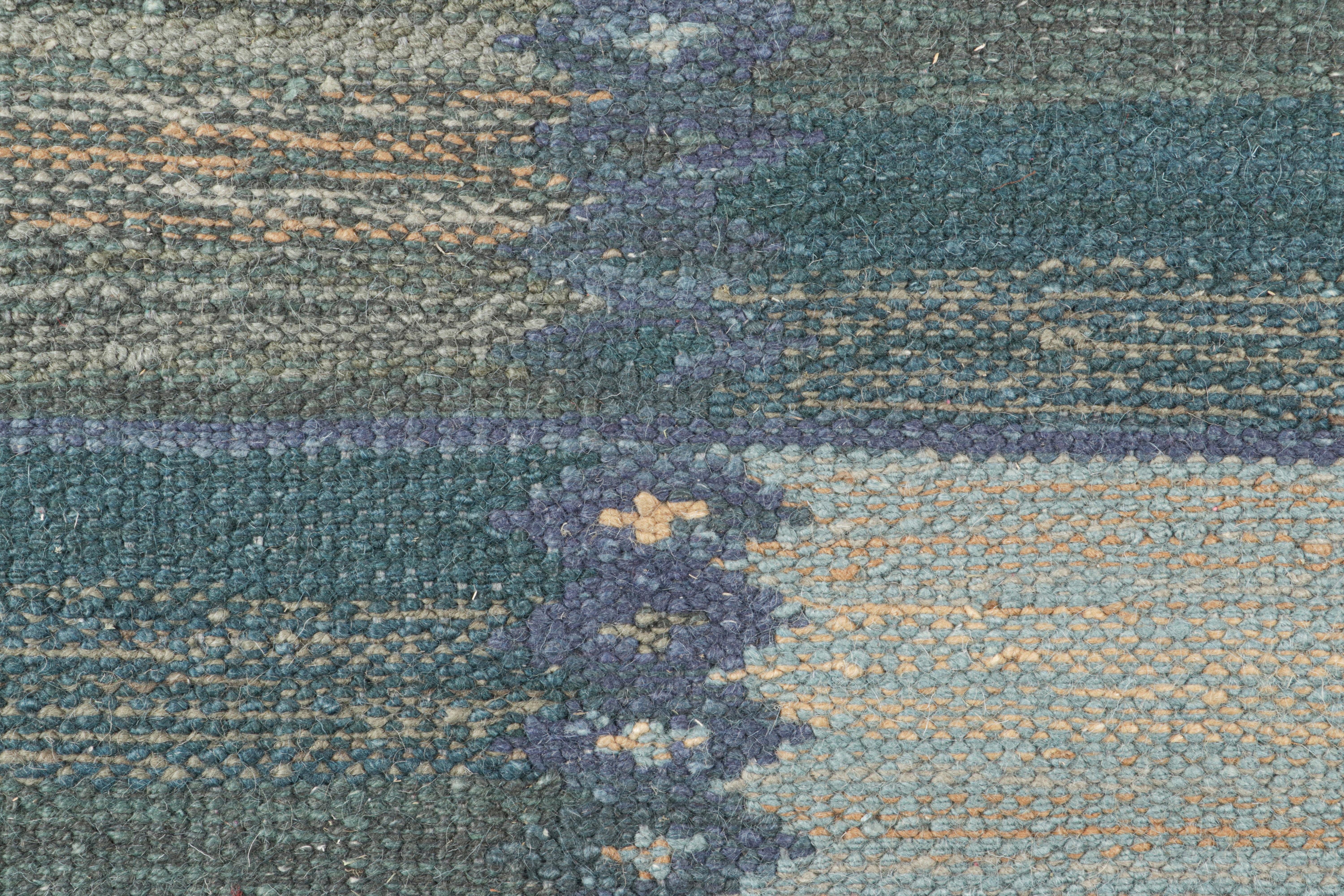 Rug & Kilim's Teppich im skandinavischen Stil in Blautönen mit geometrischen Mustern (Moderne) im Angebot