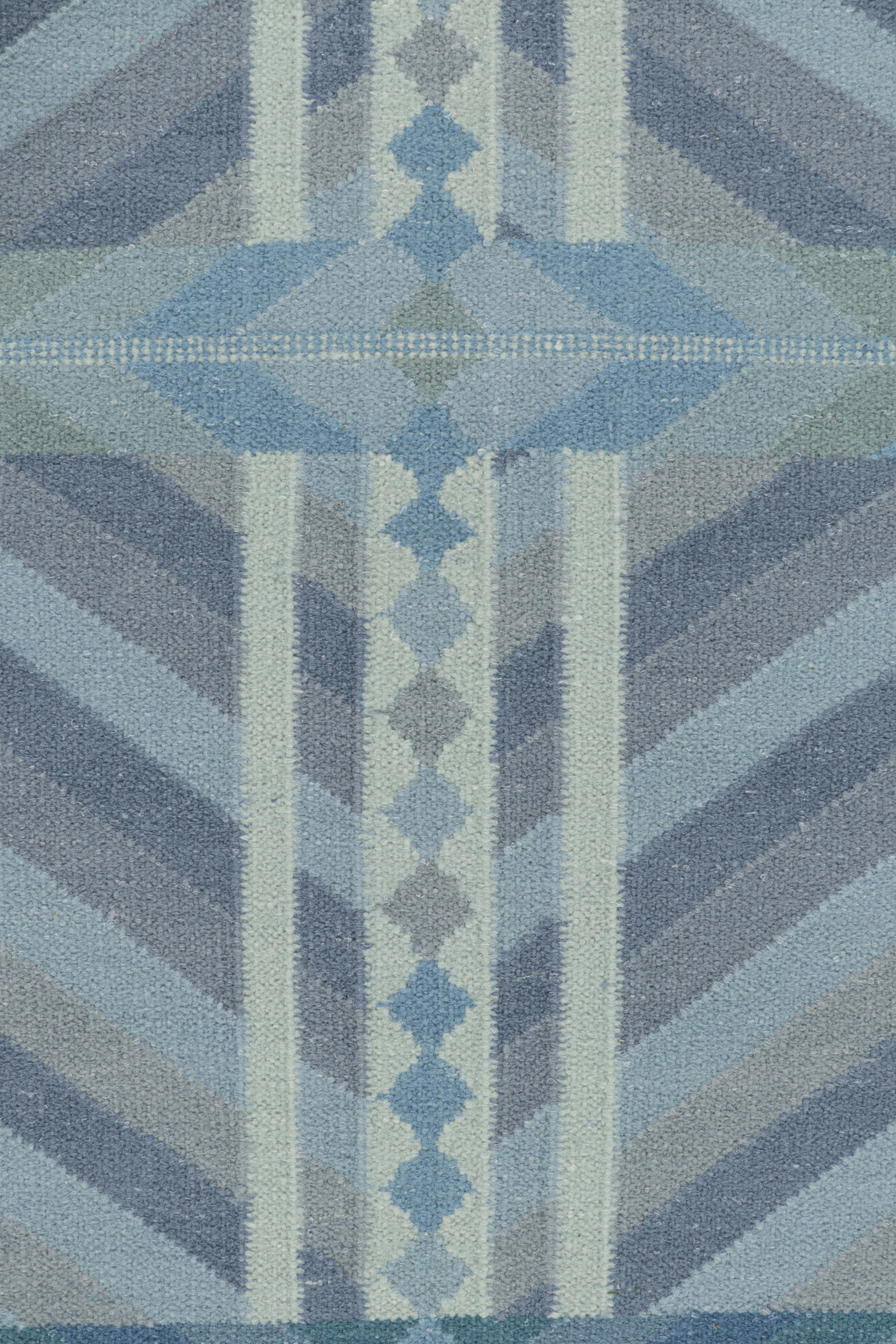 Rug & Kilim's Teppich im skandinavischen Stil in Blautönen mit geometrischen Mustern (Moderne) im Angebot