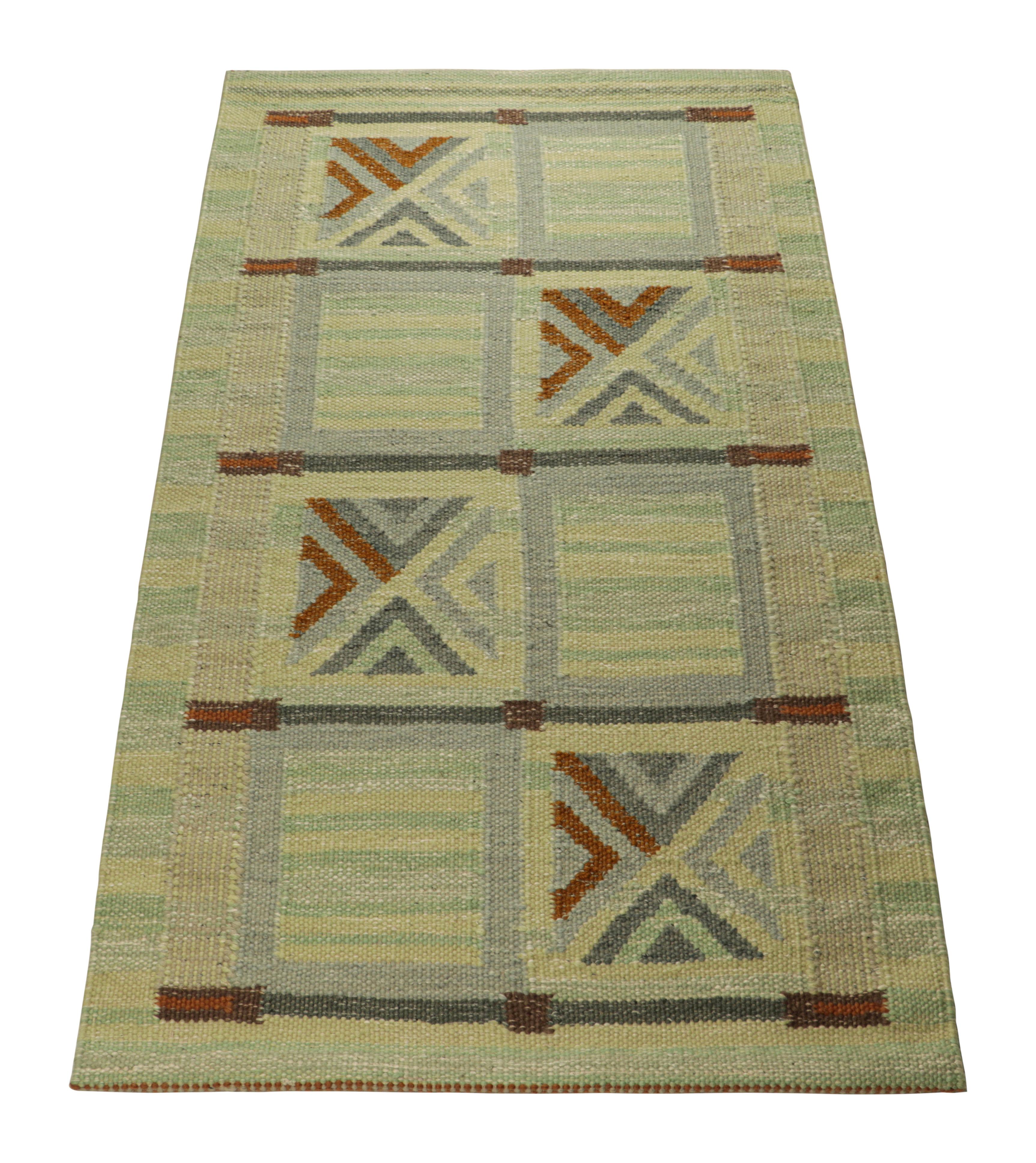 Rug & Kilim's Teppich im skandinavischen Stil in Blautönen mit geometrischen Mustern (Indisch) im Angebot