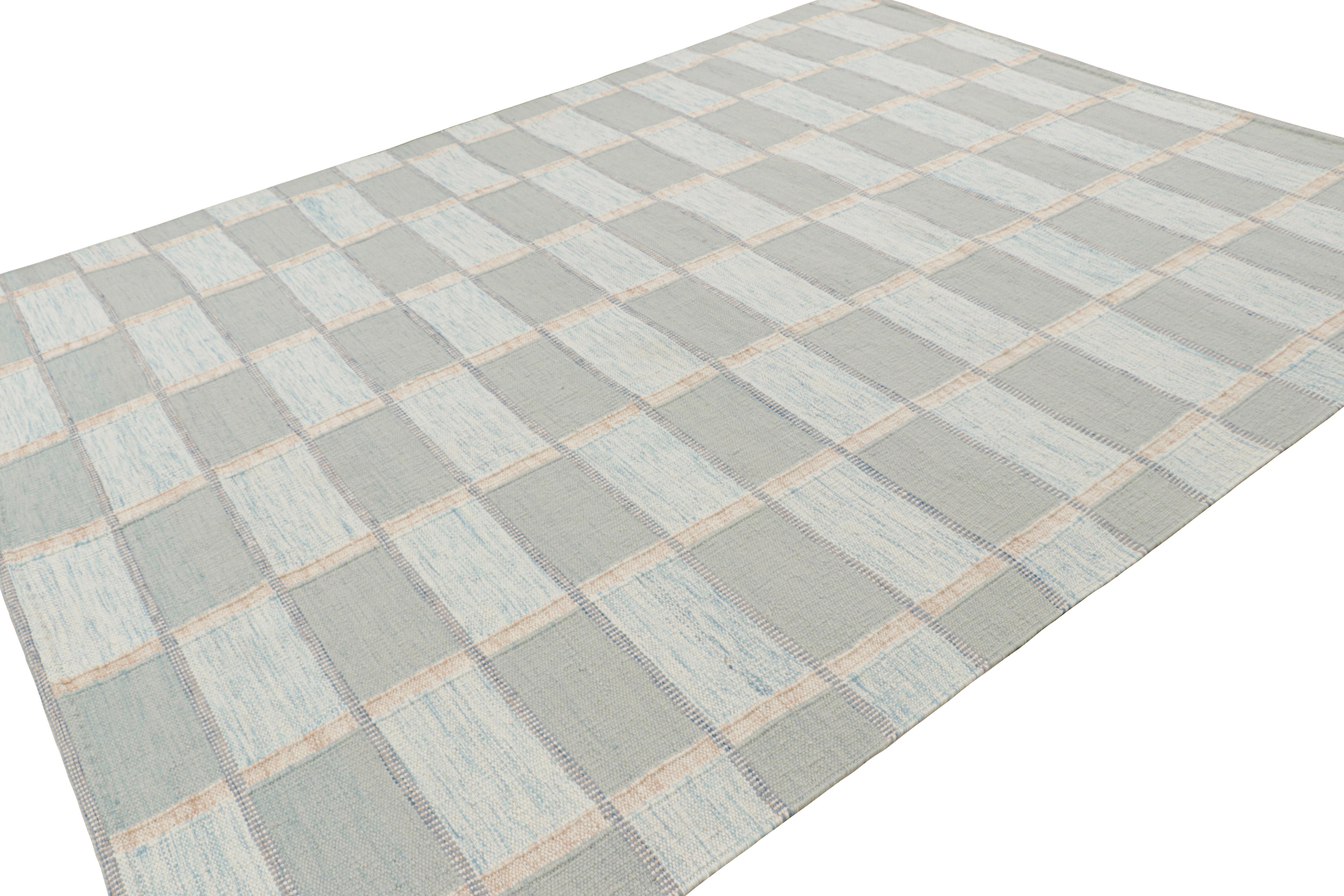 Rug & Kilim's Teppich im skandinavischen Stil in Blautönen mit geometrischen Mustern (Indisch) im Angebot