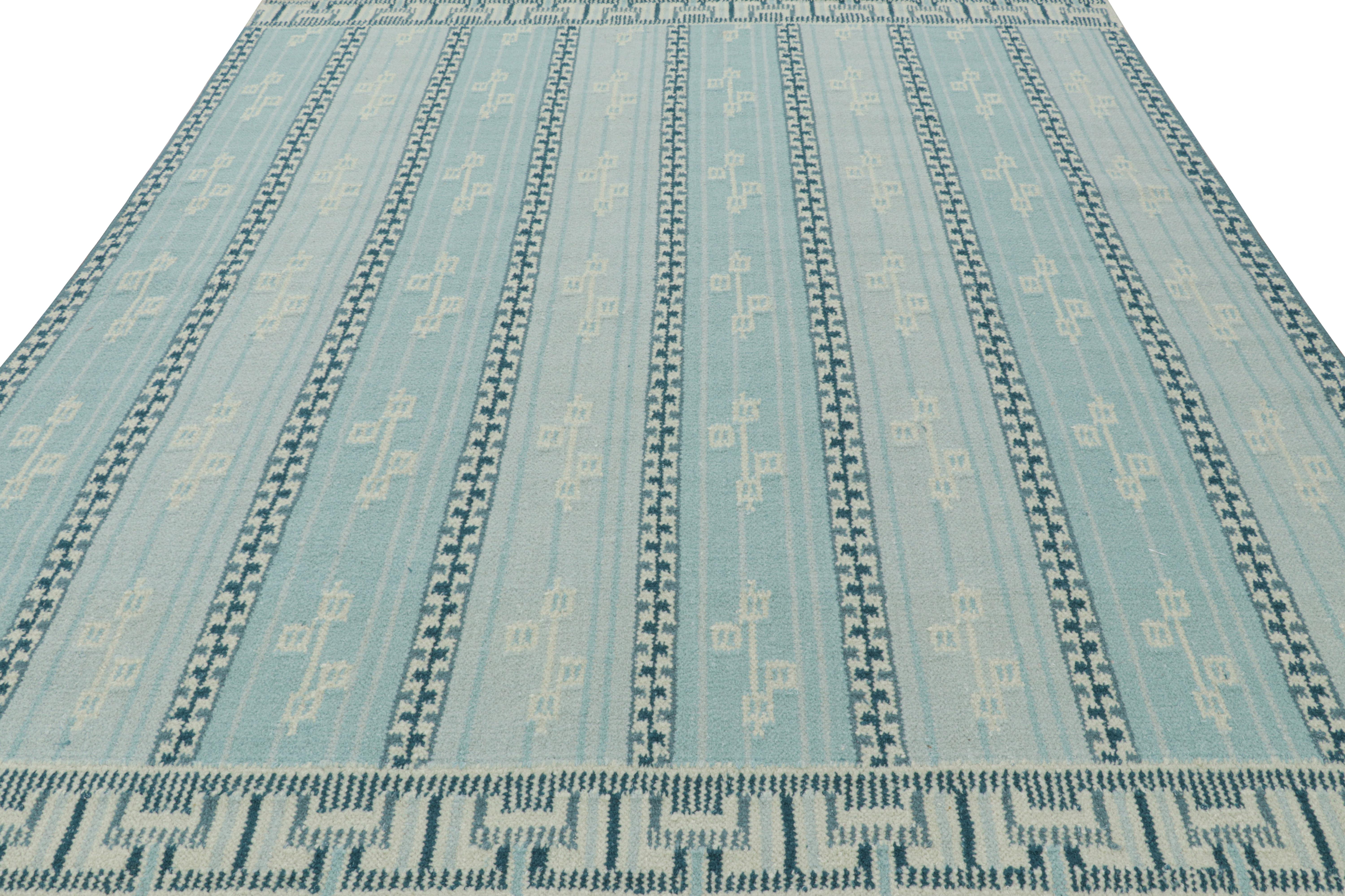 Rug & Kilim's Teppich im skandinavischen Stil in Blautönen mit geometrischen Mustern (Indisch) im Angebot