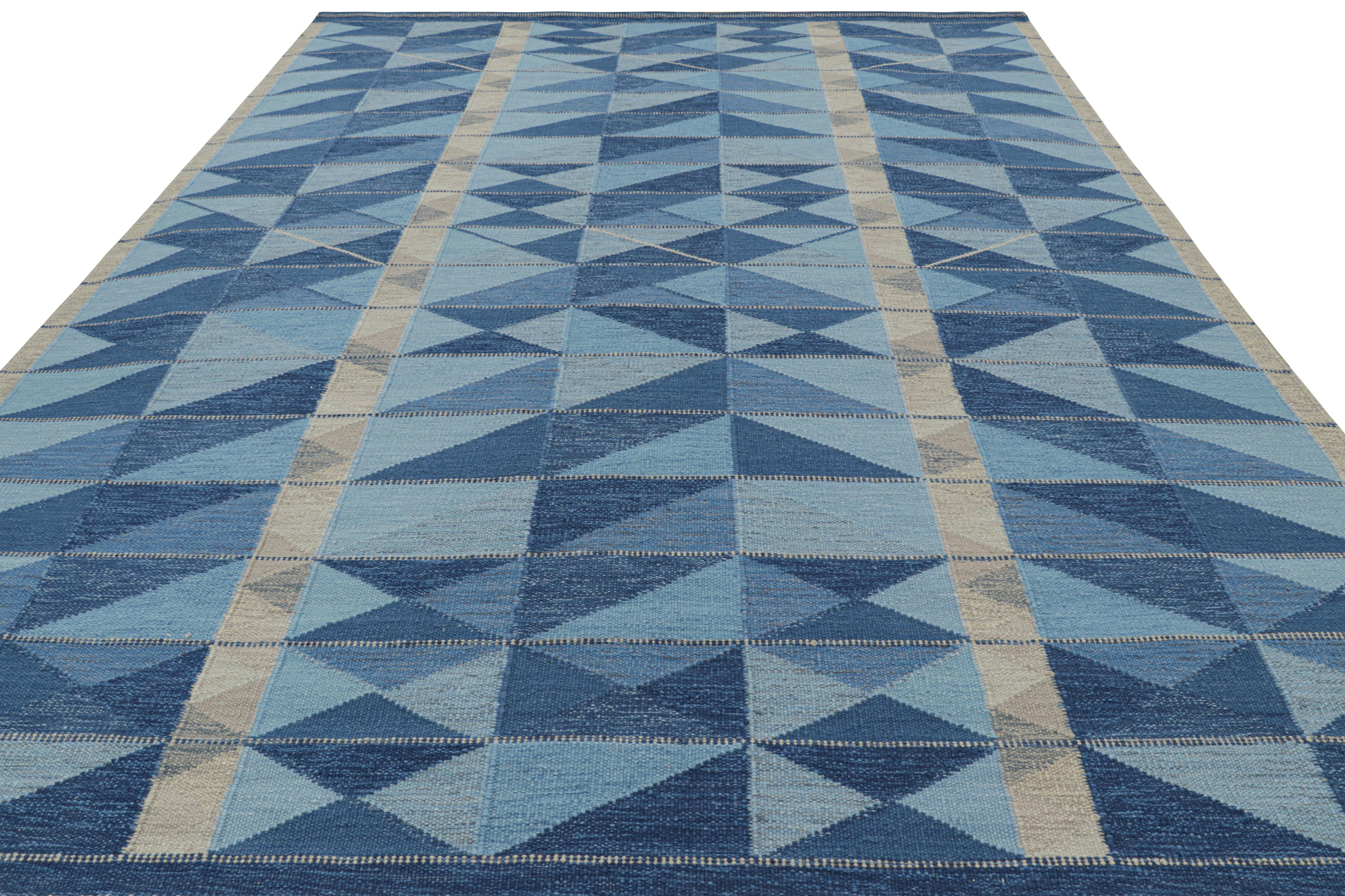 Rug & Kilim's Teppich im skandinavischen Stil in Blautönen mit geometrischen Mustern (Indisch) im Angebot