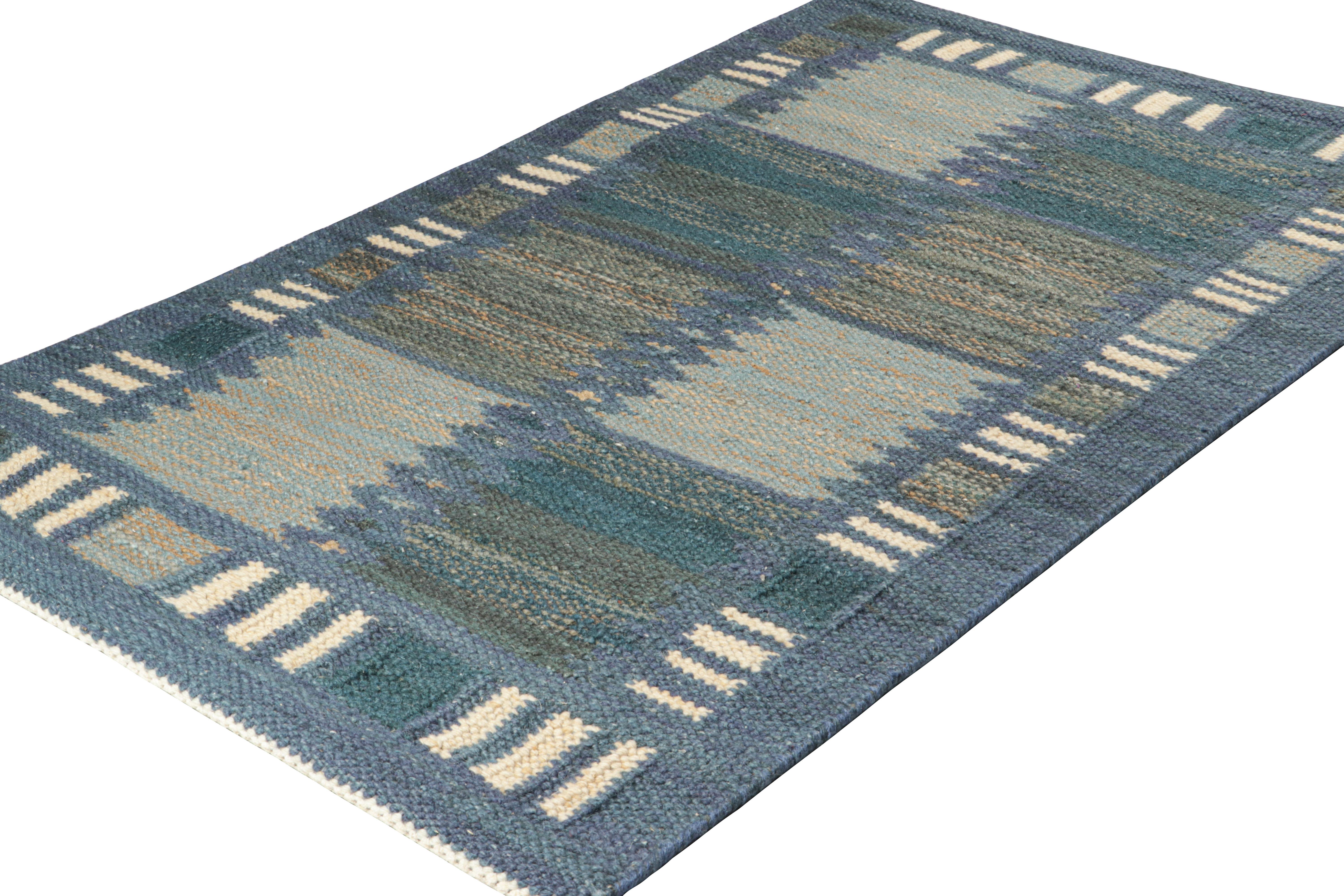 Rug & Kilim's Teppich im skandinavischen Stil in Blautönen mit geometrischen Mustern (Indisch) im Angebot