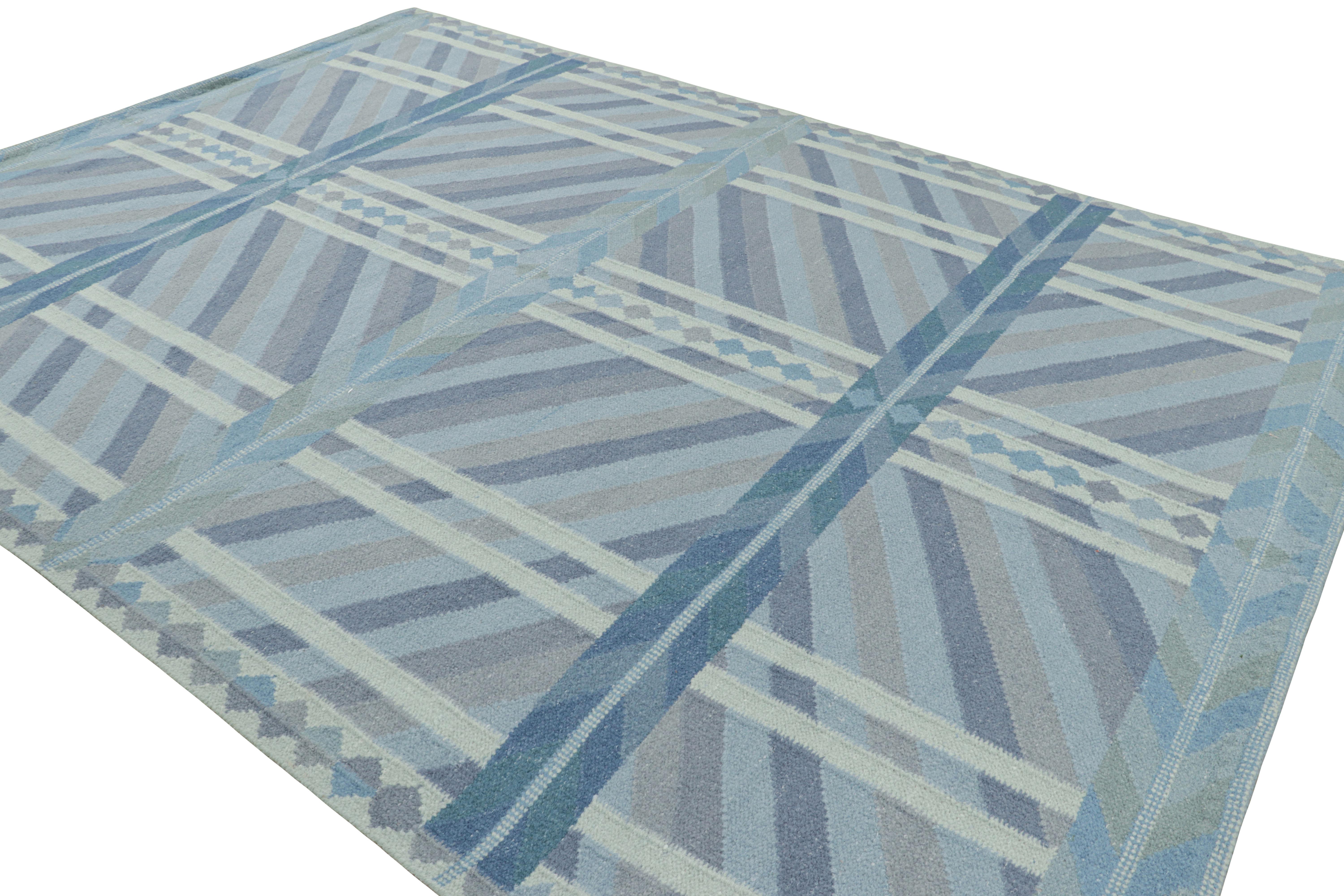 Rug & Kilim's Teppich im skandinavischen Stil in Blautönen mit geometrischen Mustern (Indisch) im Angebot