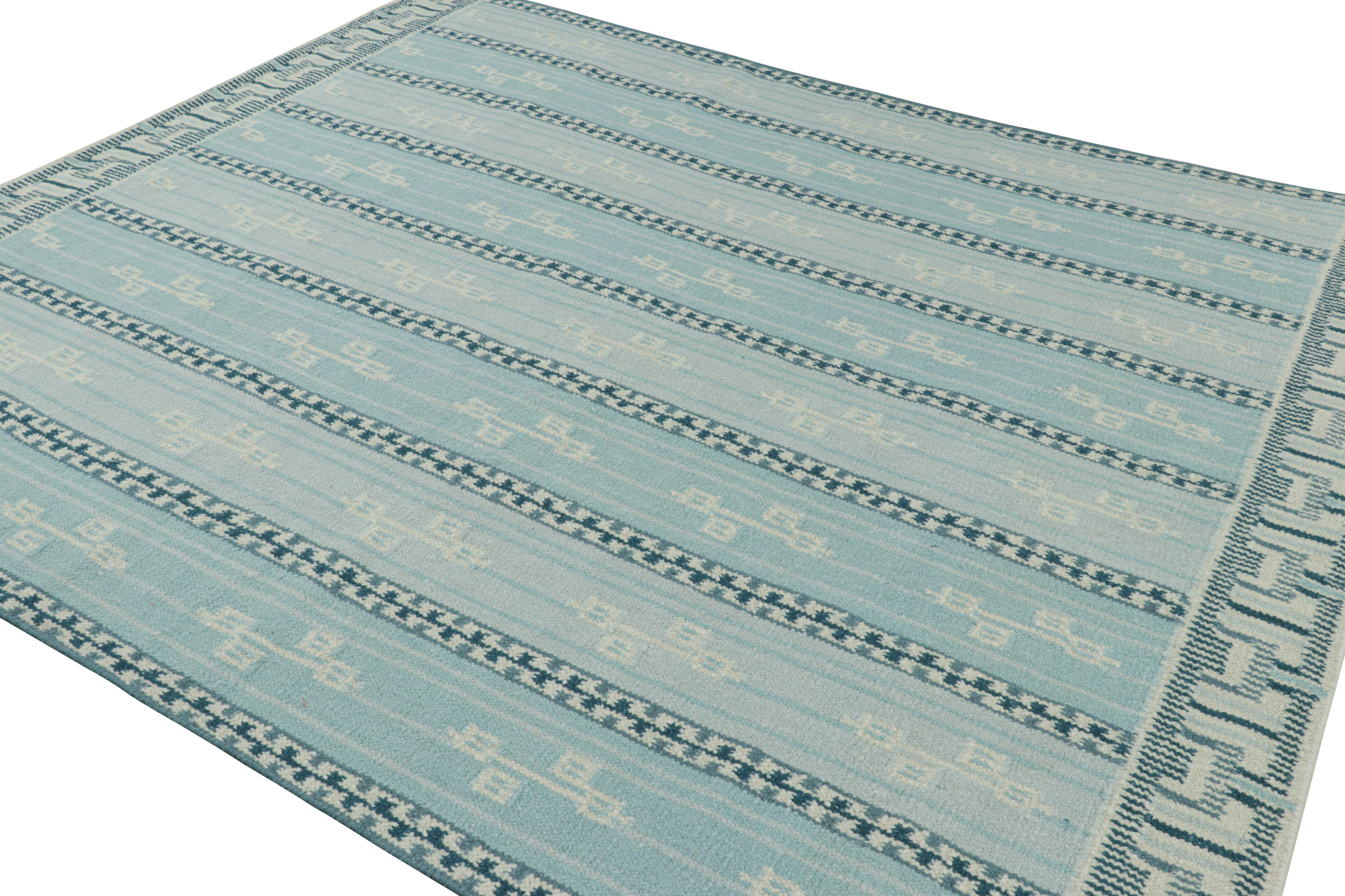 Rug & Kilim's Teppich im skandinavischen Stil in Blautönen mit geometrischen Mustern (Handgewebt) im Angebot