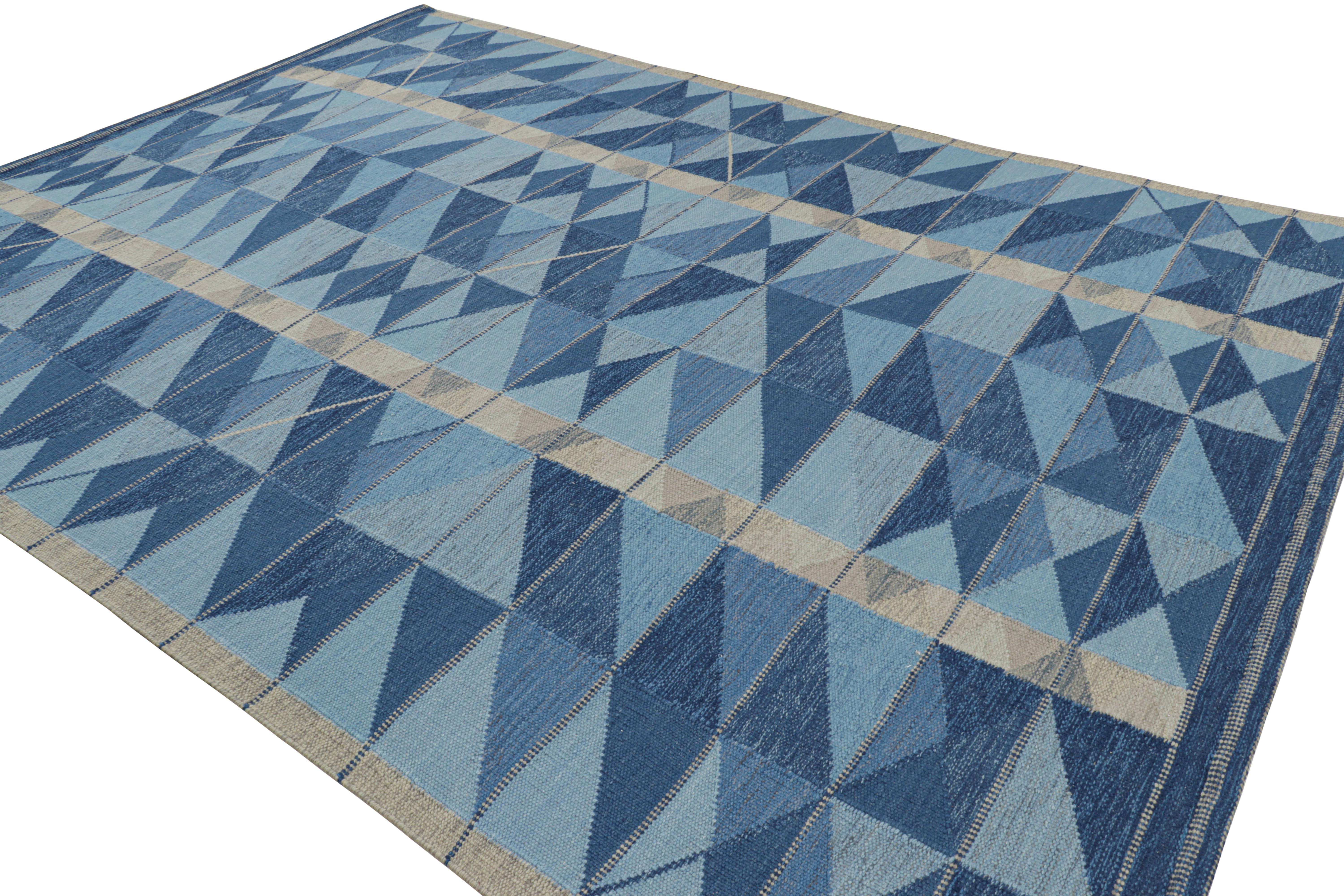 Rug & Kilim's Teppich im skandinavischen Stil in Blautönen mit geometrischen Mustern (Handgewebt) im Angebot