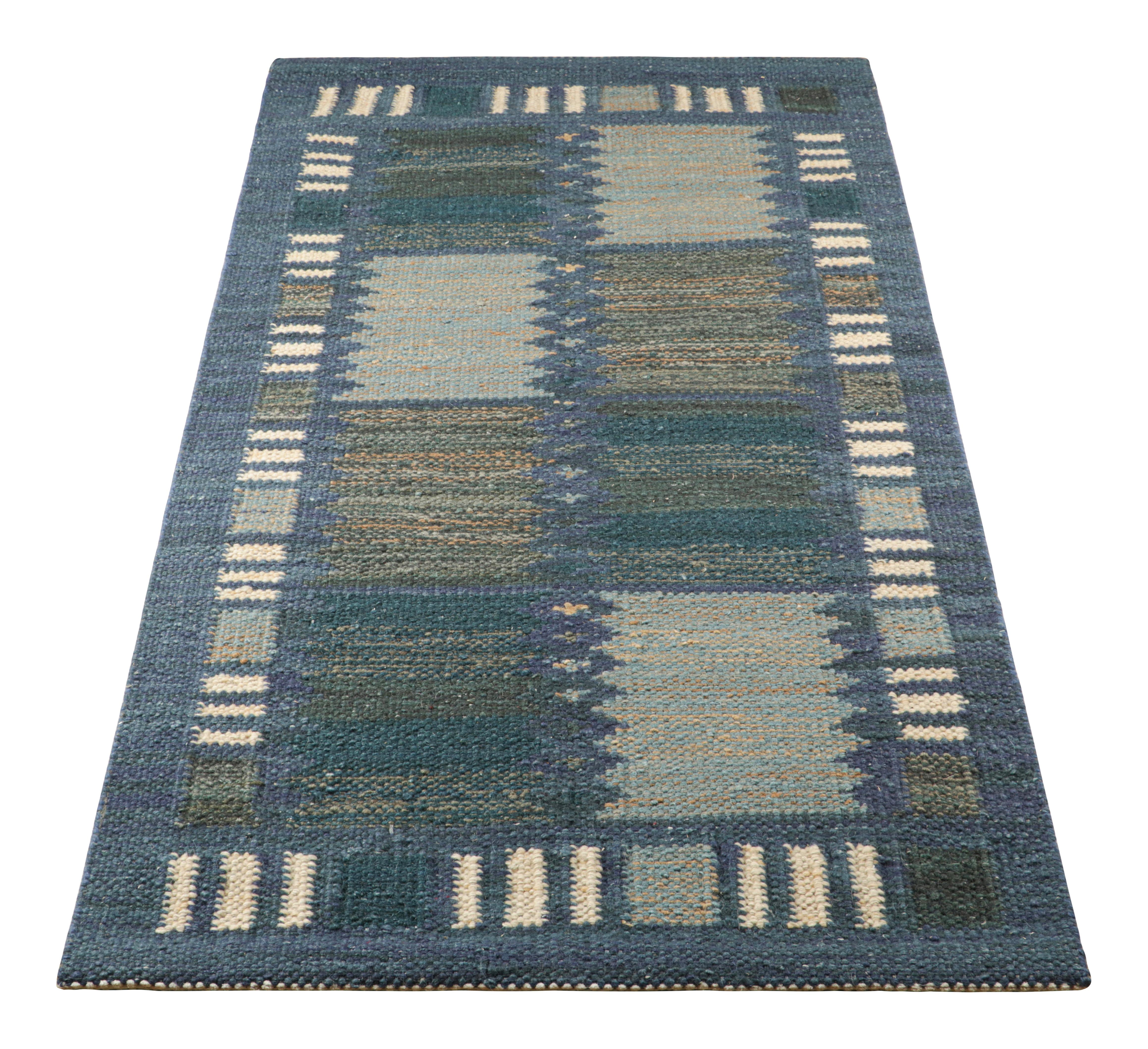 Rug & Kilim's Teppich im skandinavischen Stil in Blautönen mit geometrischen Mustern (Handgewebt) im Angebot
