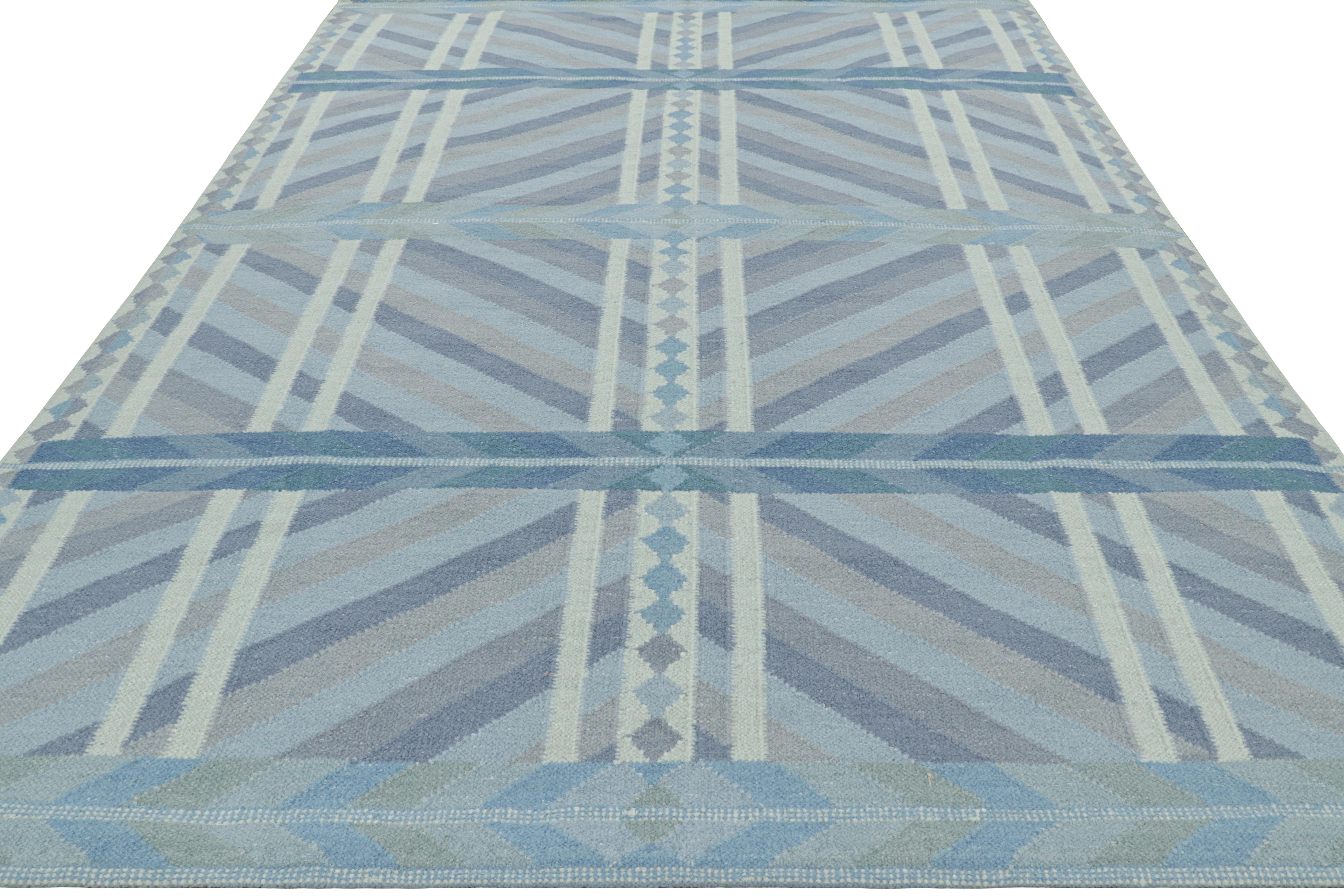 Rug & Kilim's Teppich im skandinavischen Stil in Blautönen mit geometrischen Mustern (Handgewebt) im Angebot