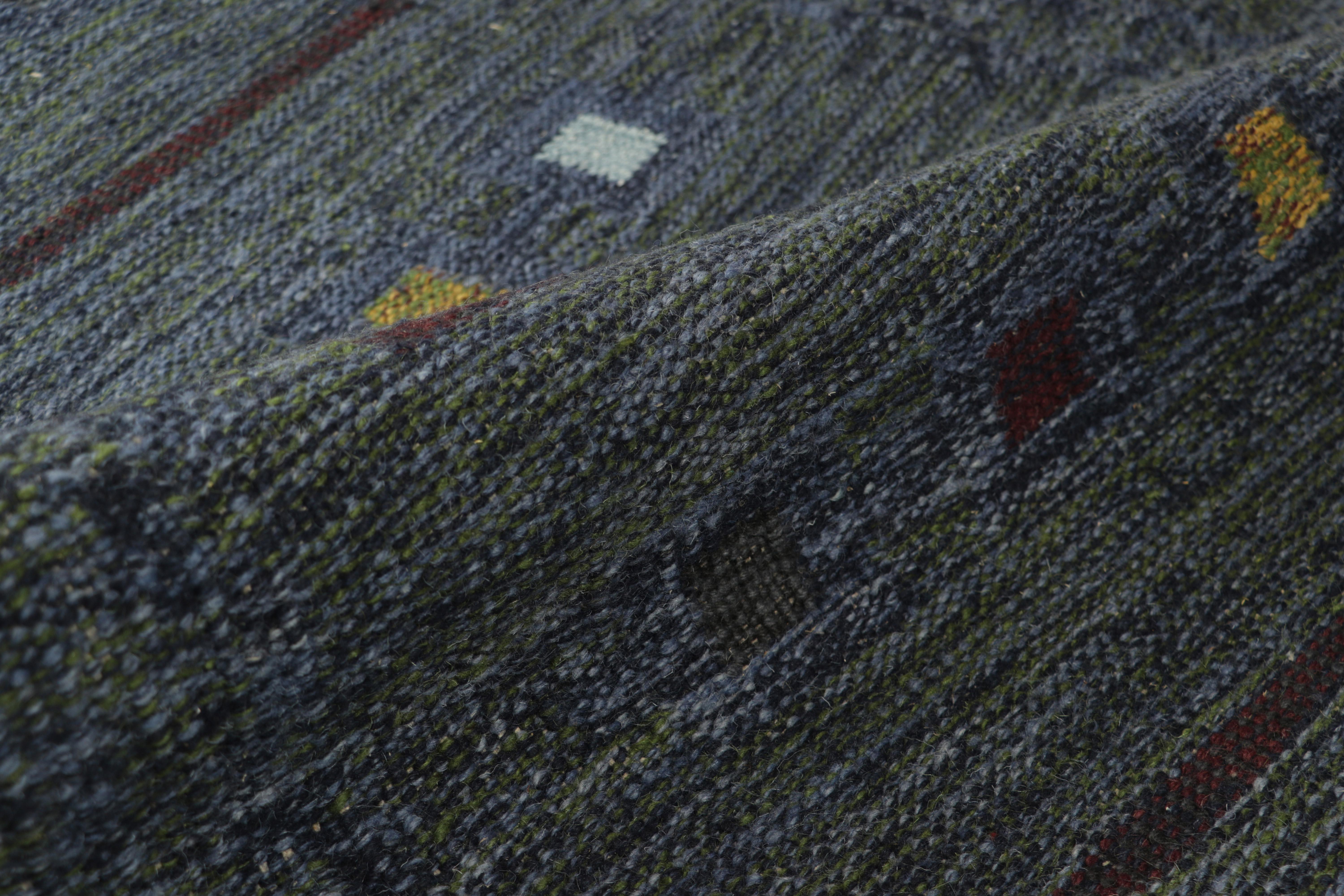 Rug & Kilim's Teppich im skandinavischen Stil in Blautönen mit geometrischen Mustern im Zustand „Neu“ im Angebot in Long Island City, NY