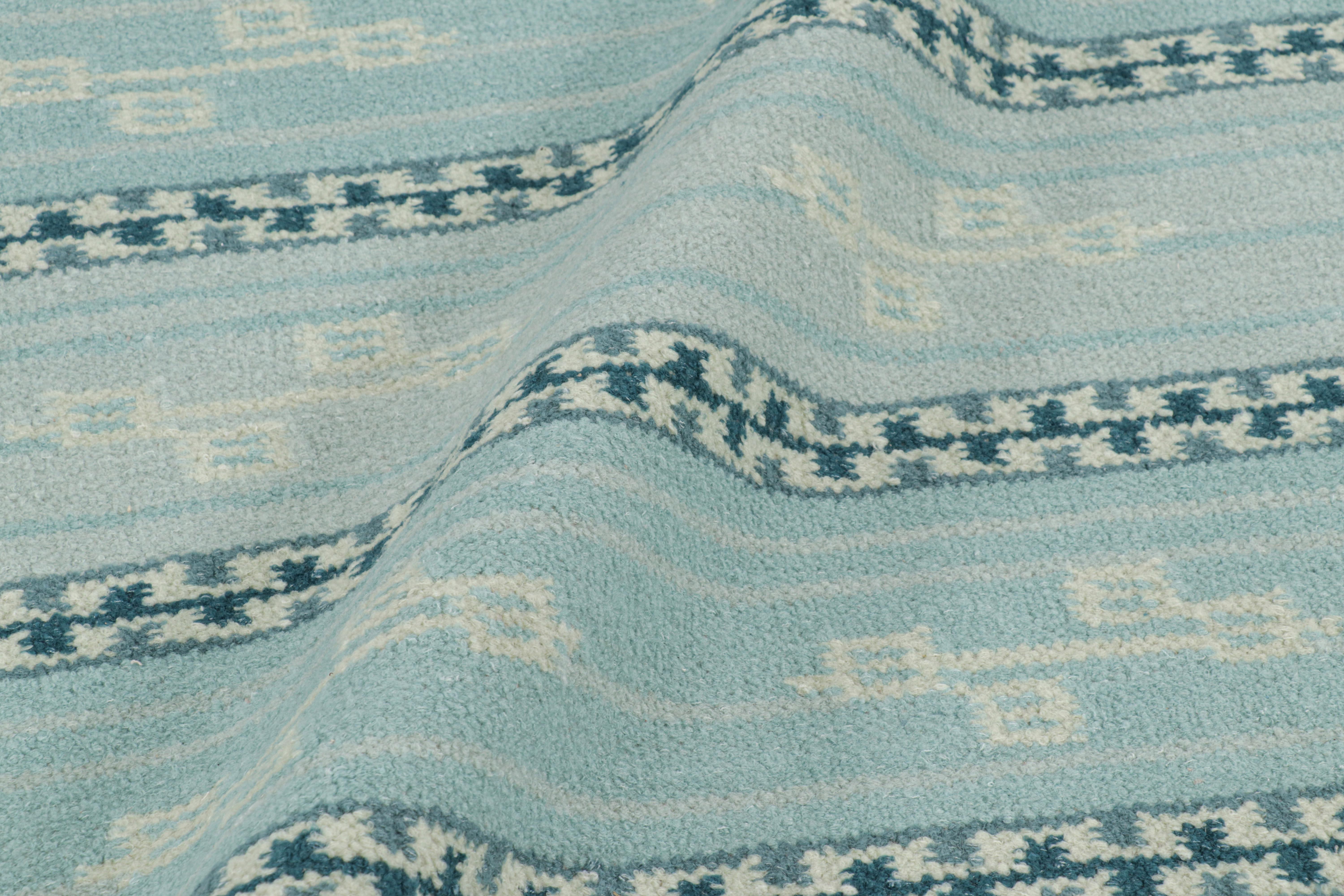 Rug & Kilim's Teppich im skandinavischen Stil in Blautönen mit geometrischen Mustern im Zustand „Neu“ im Angebot in Long Island City, NY