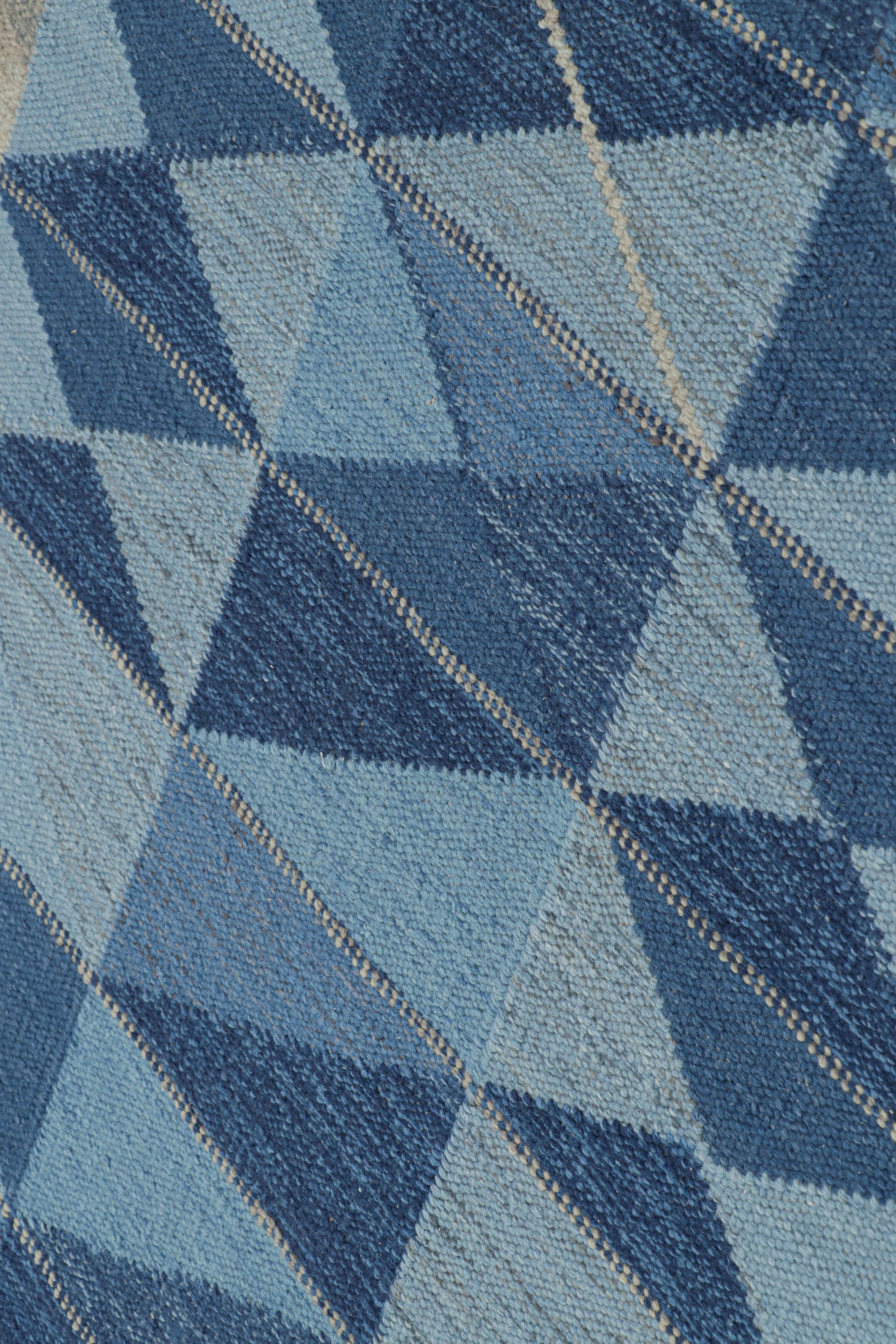 Rug & Kilim's Teppich im skandinavischen Stil in Blautönen mit geometrischen Mustern im Zustand „Neu“ im Angebot in Long Island City, NY