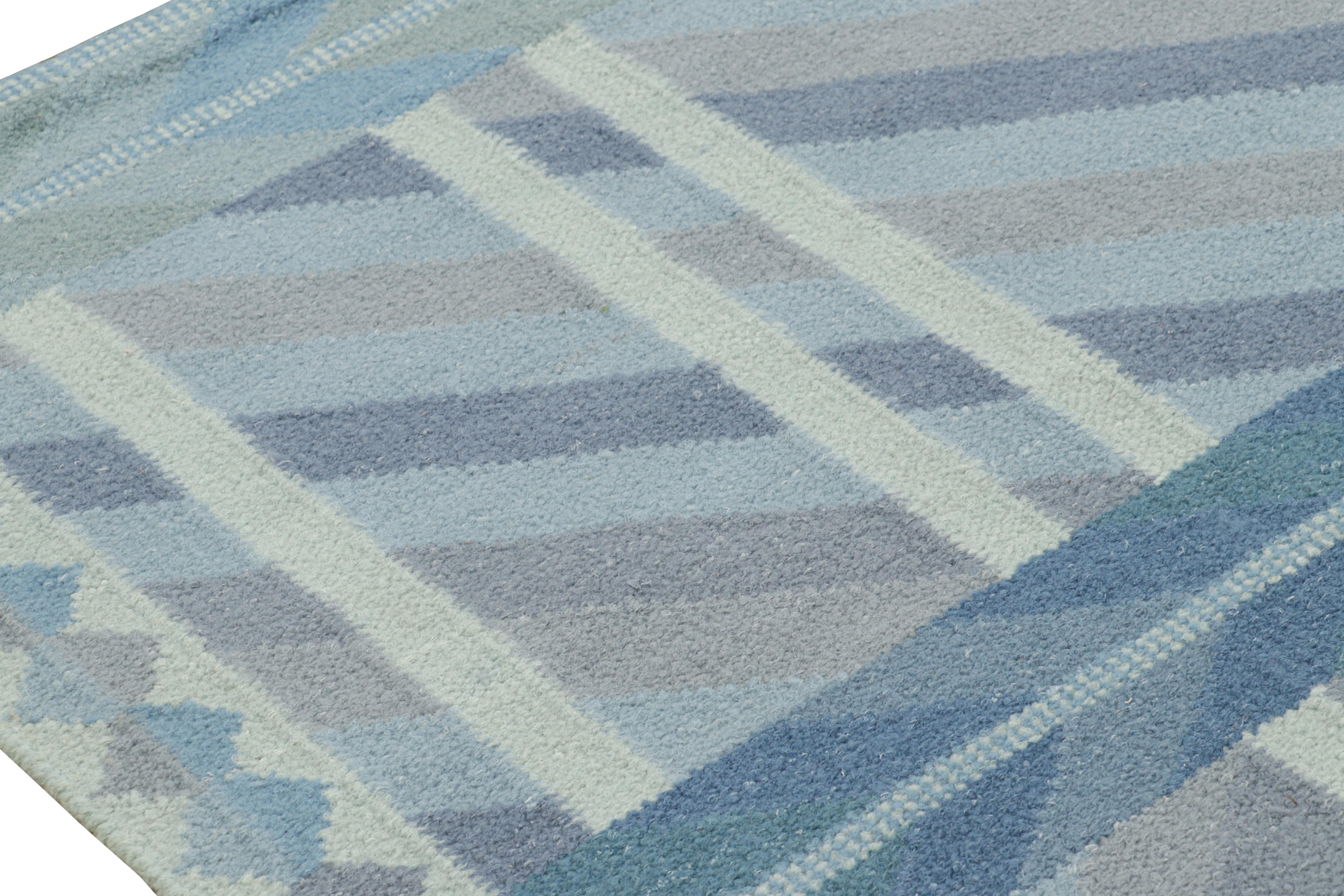 Rug & Kilim's Teppich im skandinavischen Stil in Blautönen mit geometrischen Mustern im Zustand „Neu“ im Angebot in Long Island City, NY