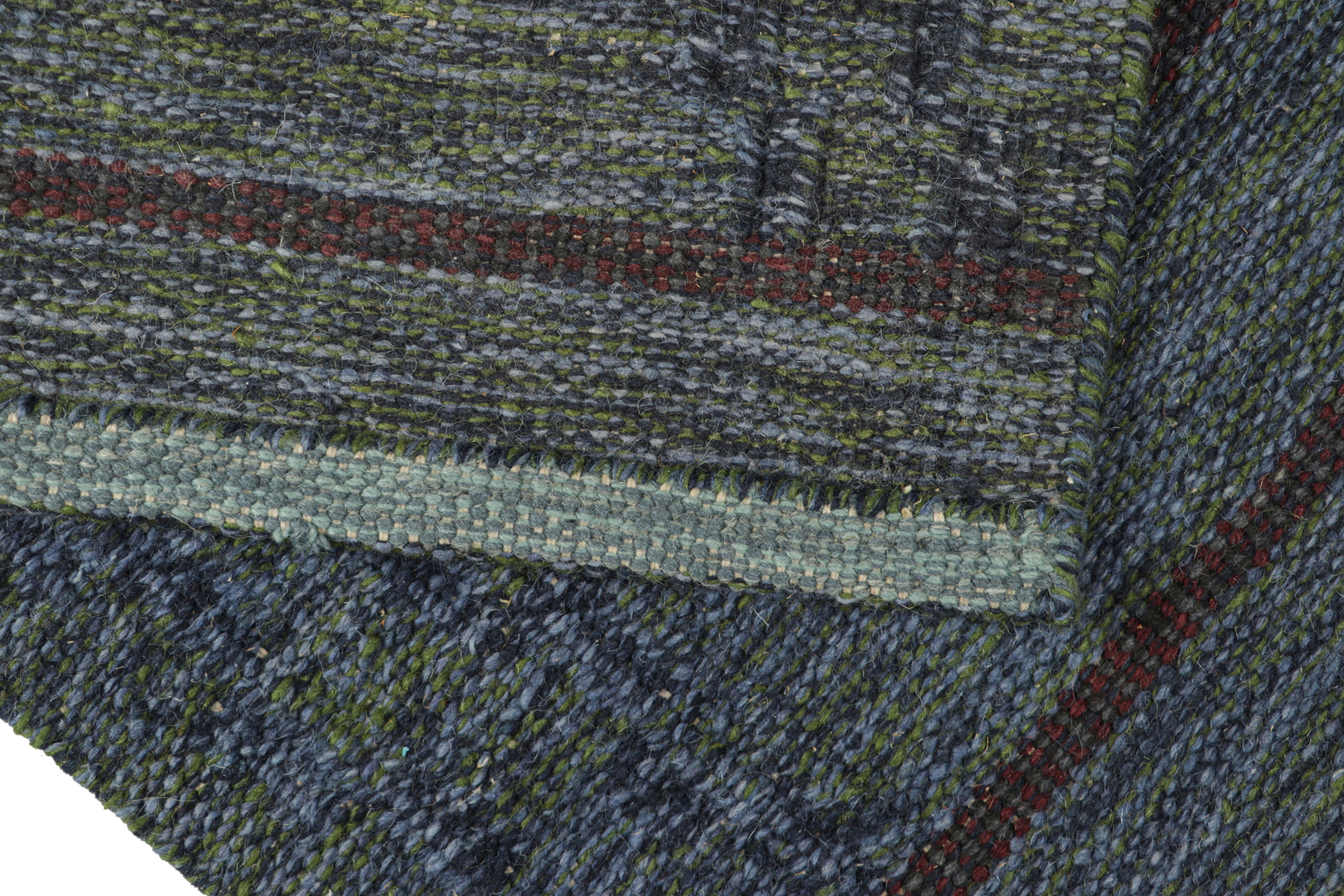 Rug & Kilim's Teppich im skandinavischen Stil in Blautönen mit geometrischen Mustern (21. Jahrhundert und zeitgenössisch) im Angebot