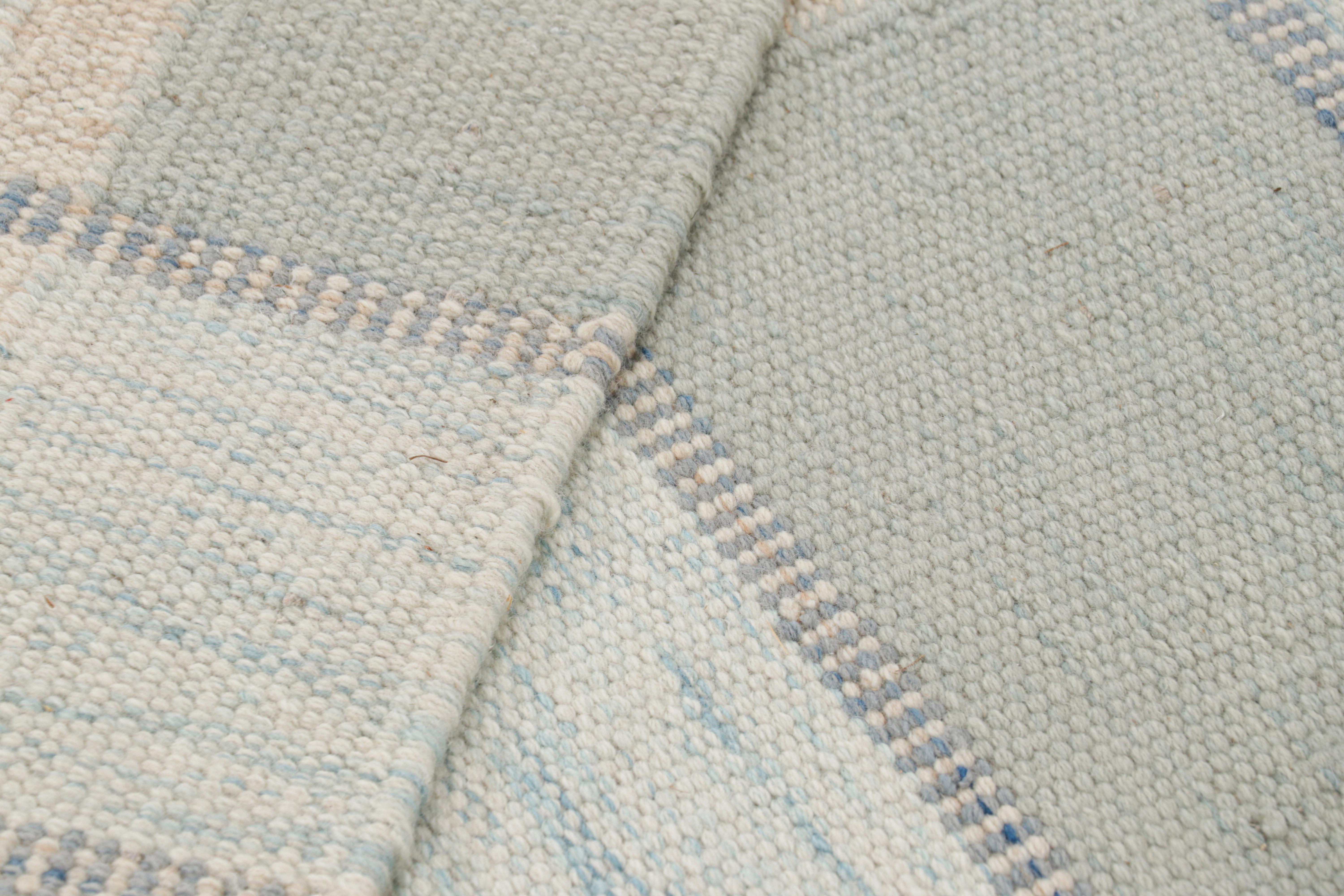 Rug & Kilim's Teppich im skandinavischen Stil in Blautönen mit geometrischen Mustern (21. Jahrhundert und zeitgenössisch) im Angebot