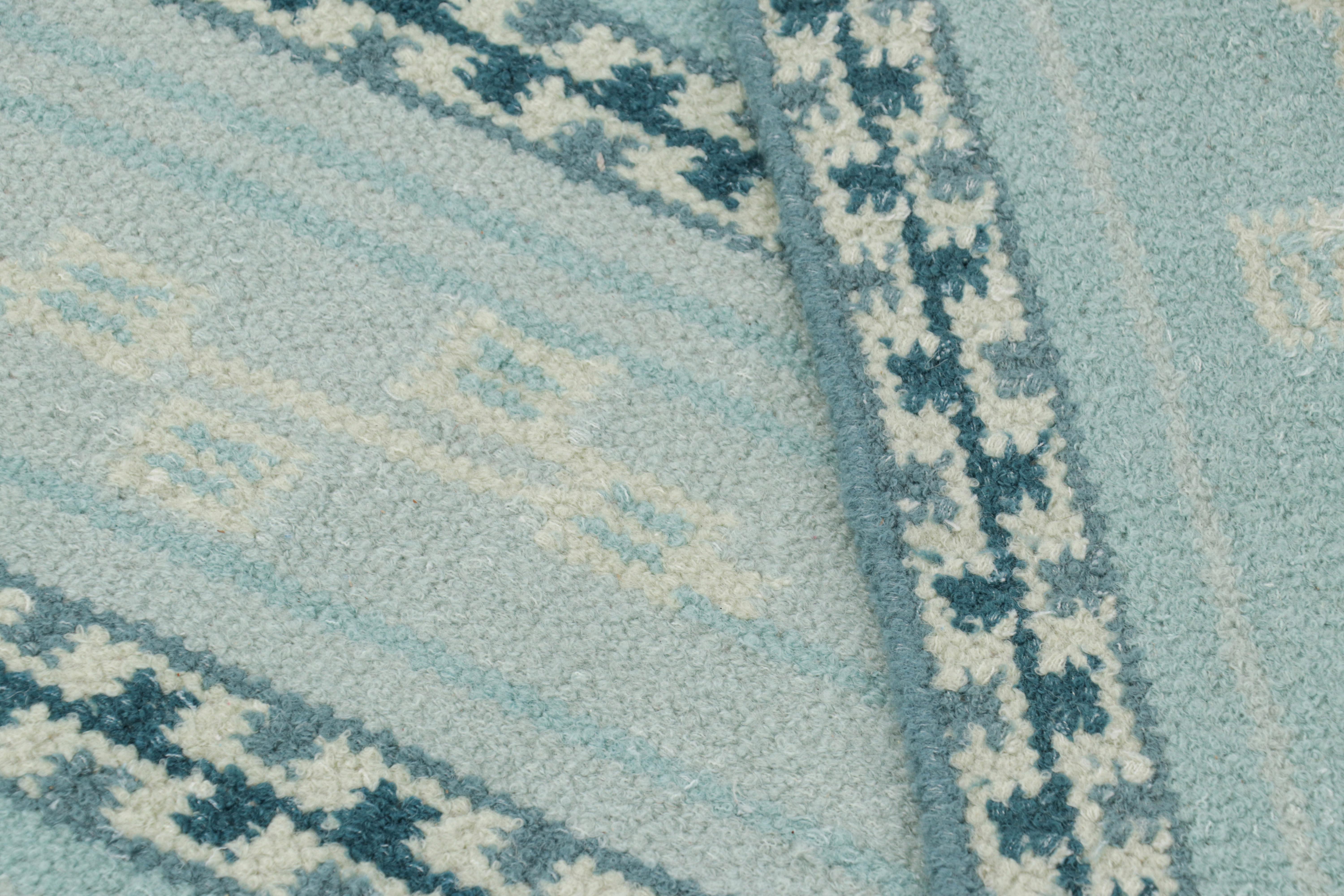 Rug & Kilim's Teppich im skandinavischen Stil in Blautönen mit geometrischen Mustern (21. Jahrhundert und zeitgenössisch) im Angebot