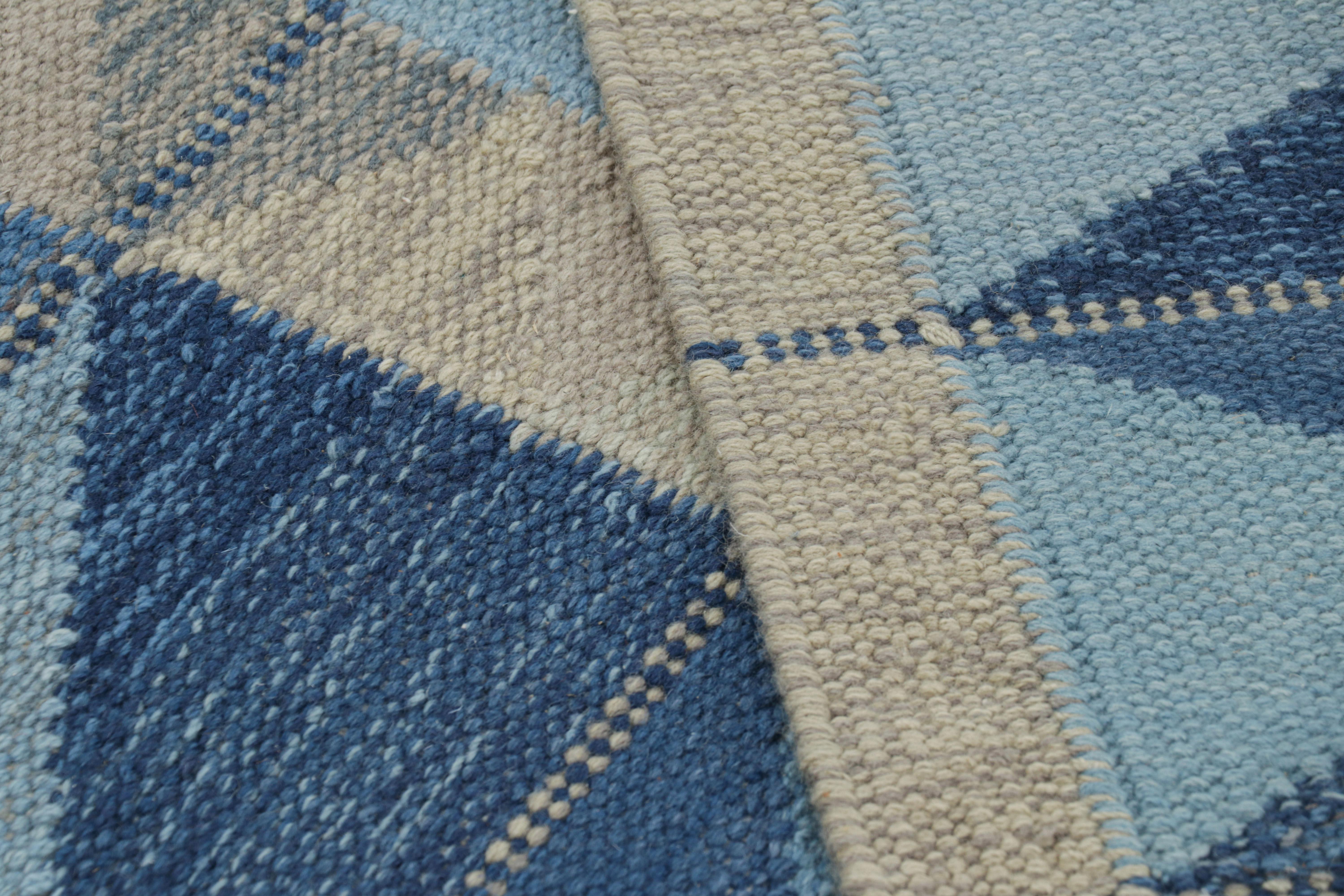 Rug & Kilim's Teppich im skandinavischen Stil in Blautönen mit geometrischen Mustern (21. Jahrhundert und zeitgenössisch) im Angebot