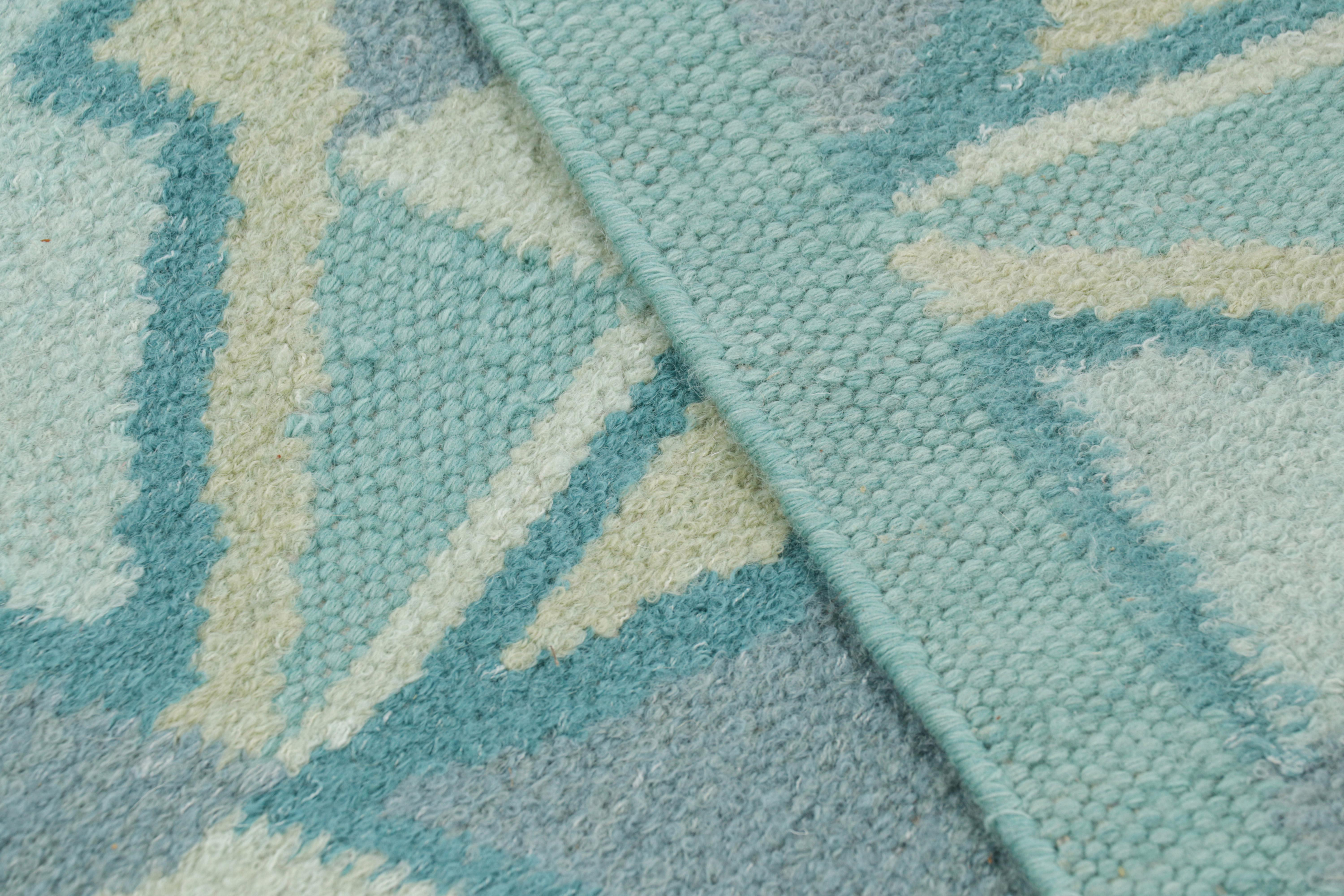 Rug & Kilim's Teppich im skandinavischen Stil in Blautönen mit geometrischen Mustern (21. Jahrhundert und zeitgenössisch) im Angebot
