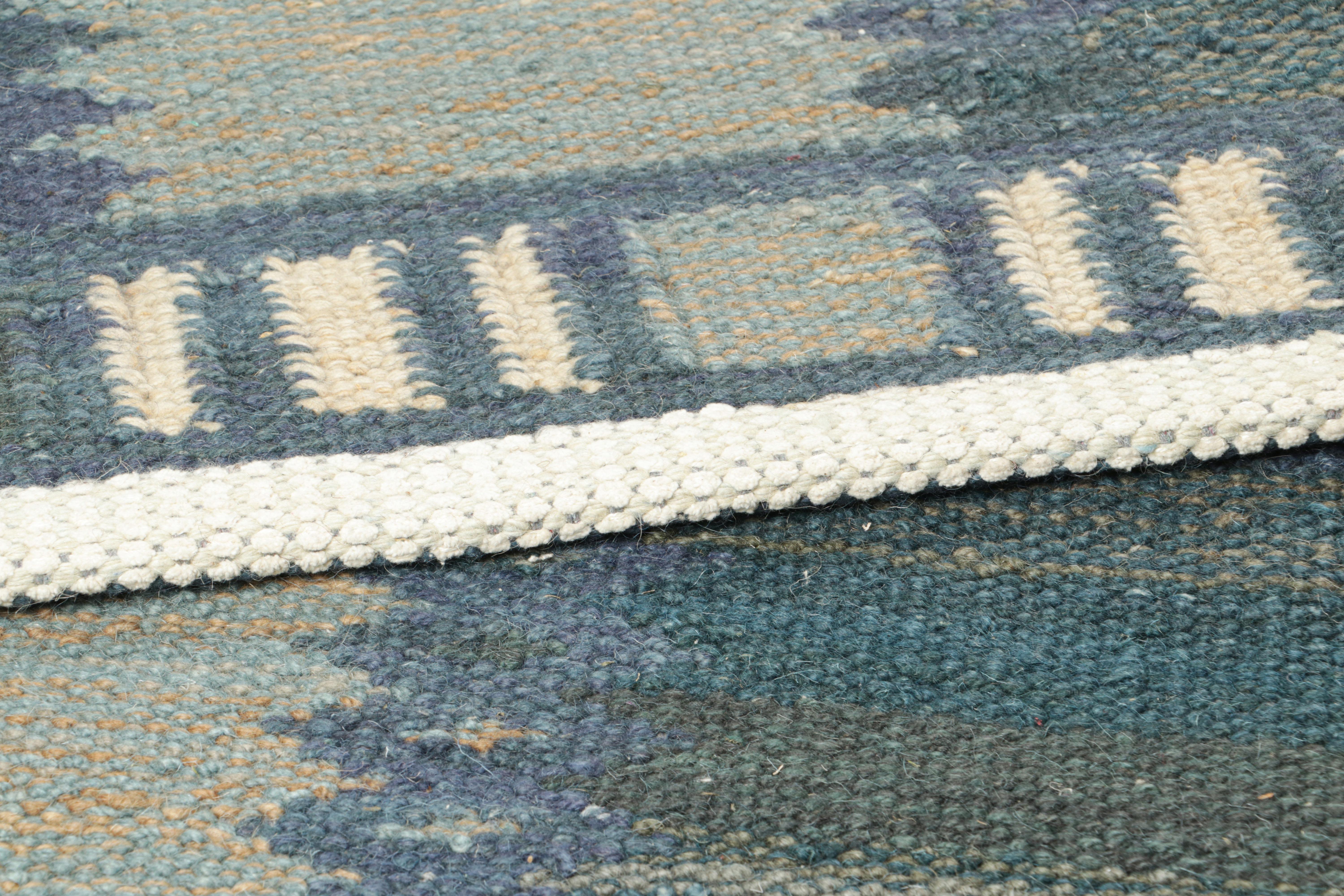 Rug & Kilim's Teppich im skandinavischen Stil in Blautönen mit geometrischen Mustern (21. Jahrhundert und zeitgenössisch) im Angebot