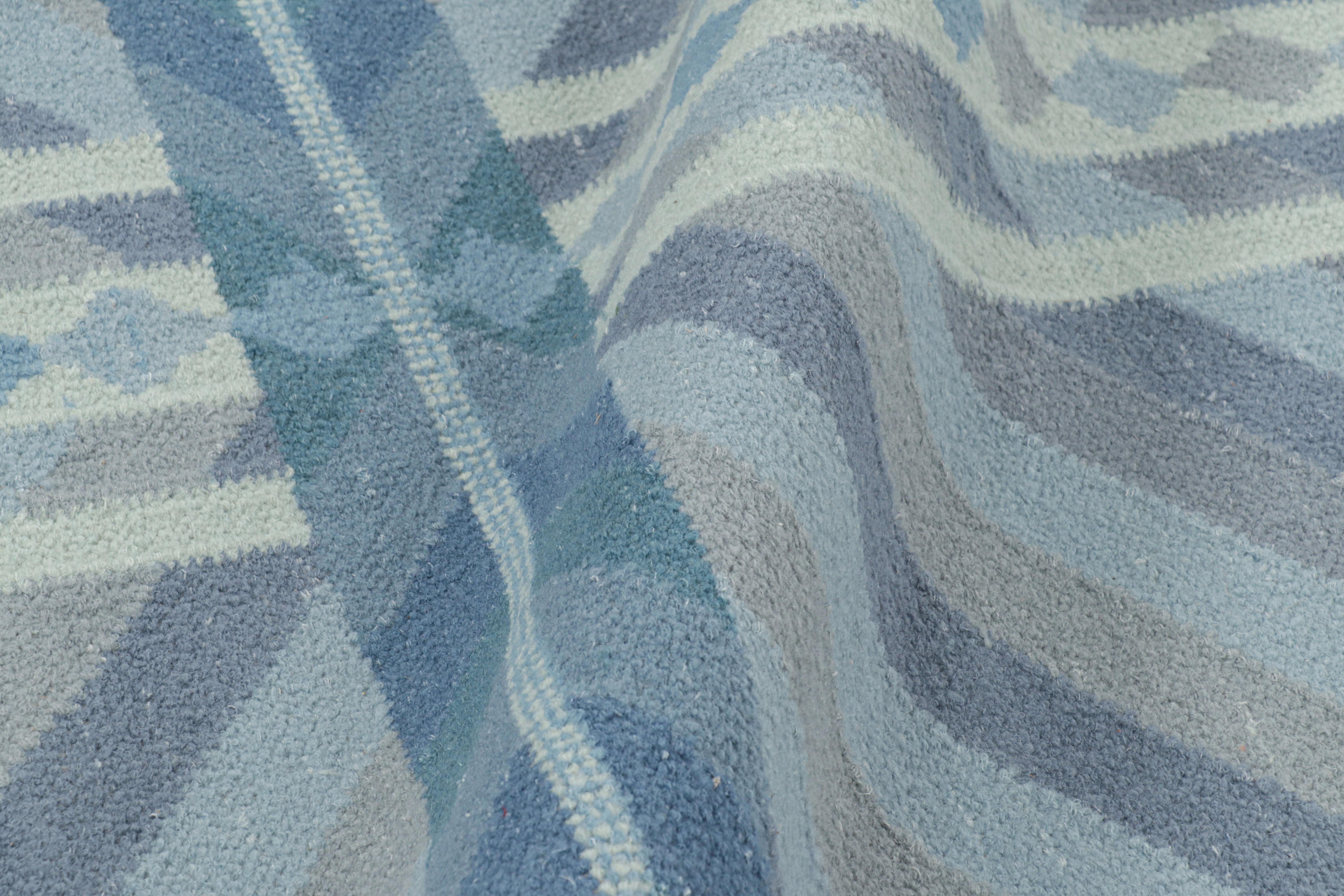 Rug & Kilim's Teppich im skandinavischen Stil in Blautönen mit geometrischen Mustern (21. Jahrhundert und zeitgenössisch) im Angebot