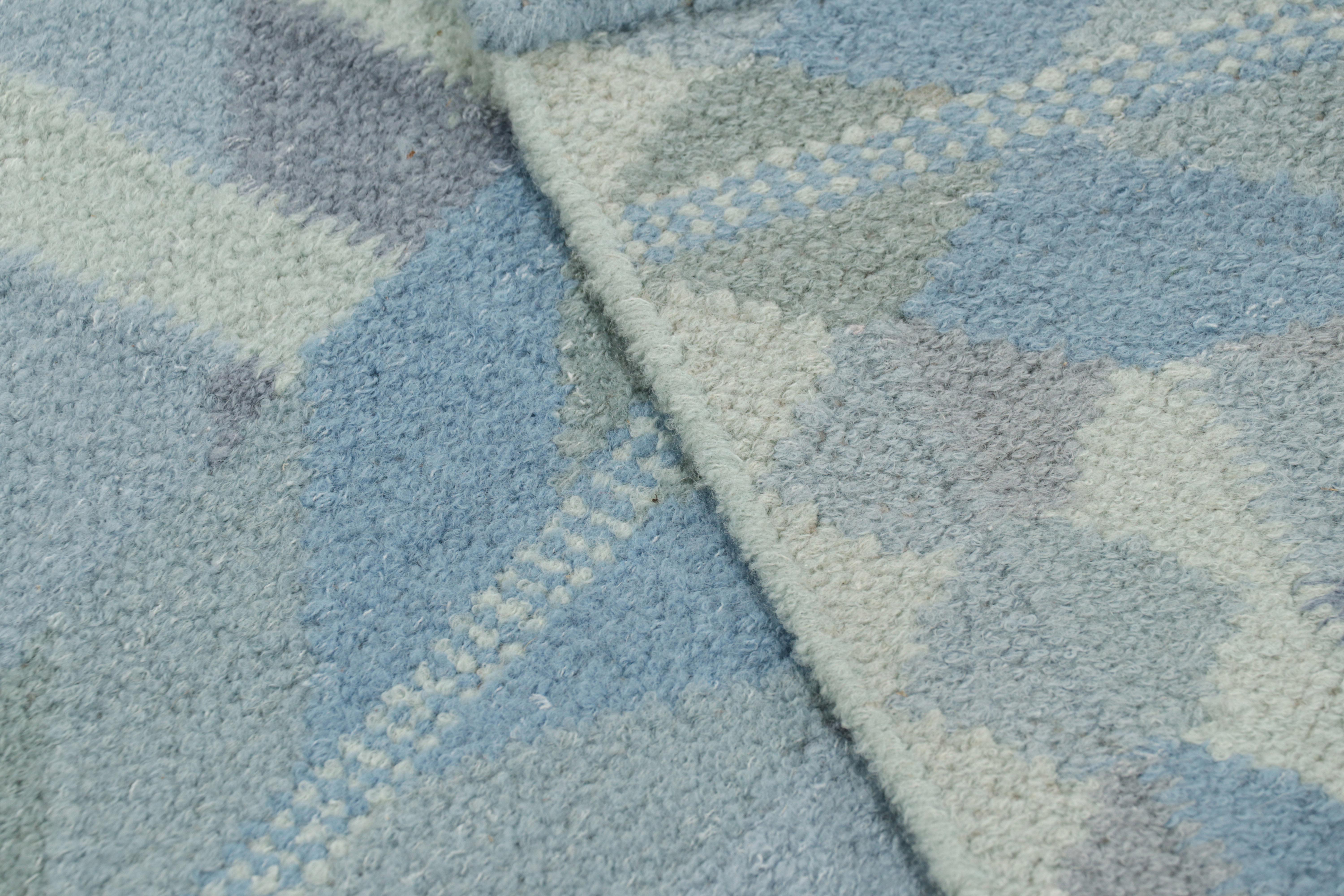 Rug & Kilim's Teppich im skandinavischen Stil in Blautönen mit geometrischen Mustern (Wolle) im Angebot