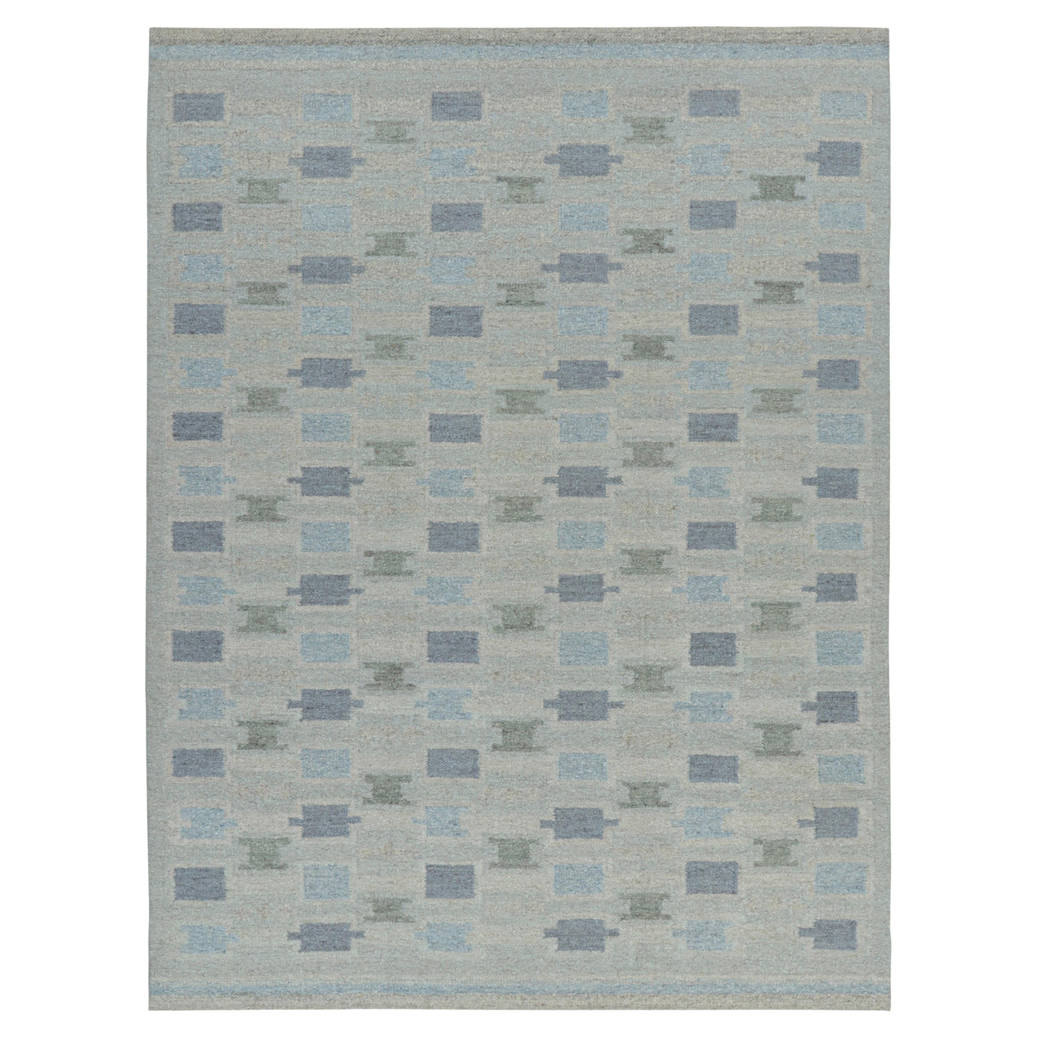 Tapis de style scandinave dans les tons bleus avec motifs géométriques de Rug & Kilim en vente